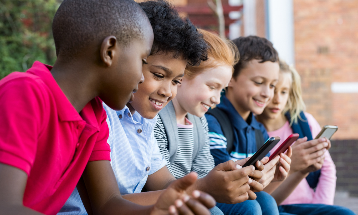 No solo los adultos hacen uso de esta tecnología, también se ve a niños y adolescentes manipular celulares.