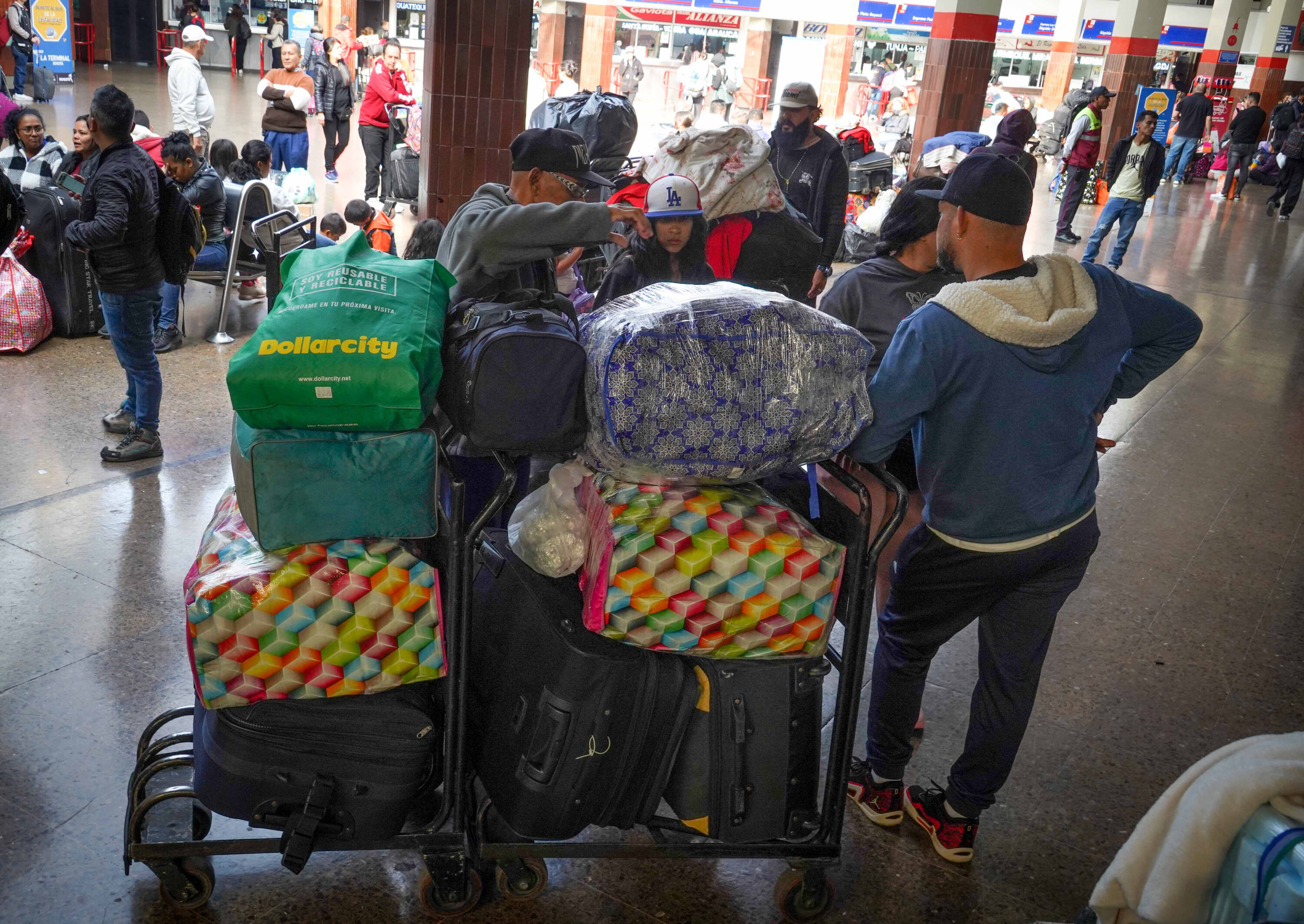 Para este puente festivo de los Reyes Magos que va del 5 de enero al 8 de enero de 2024, se espera la salida de 265 mil viajeros en 18 mil vehículos. Se estima que el día de mayor tránsito de viajeros durante este puente sea el sábado 6 de enero con 78 mil viajeros en 5 mil vehículos., Viernes 5 de enero 65.000 viajeros, Sábado 6 de enero 78.000 viajeros, Domingo 7 de enero 76.000 viajeros. Lunes 8 de enero 46.000 Viajeros Bogotá 5 de enero del 2024. FOTO @mauriciomorenofoto / MAURICIO MORENO CEEET