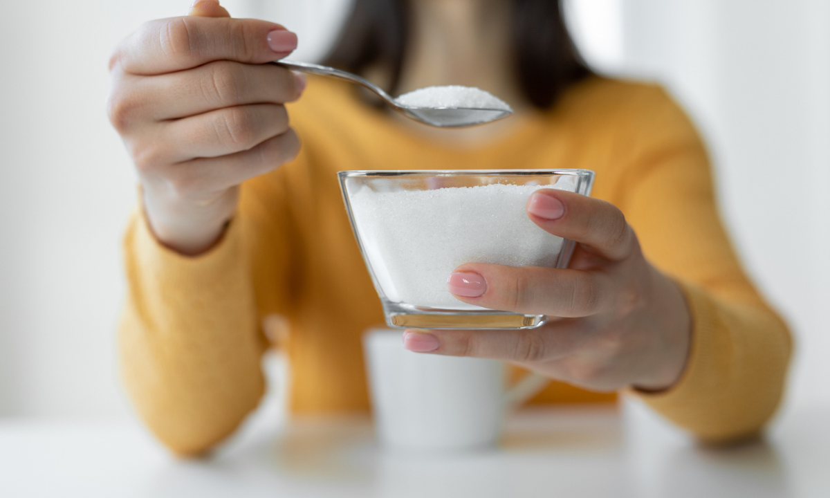 La glucosa de la sangre proviene de los alimentos que se consumen y es una de las principales fuentes de energía del organismo.