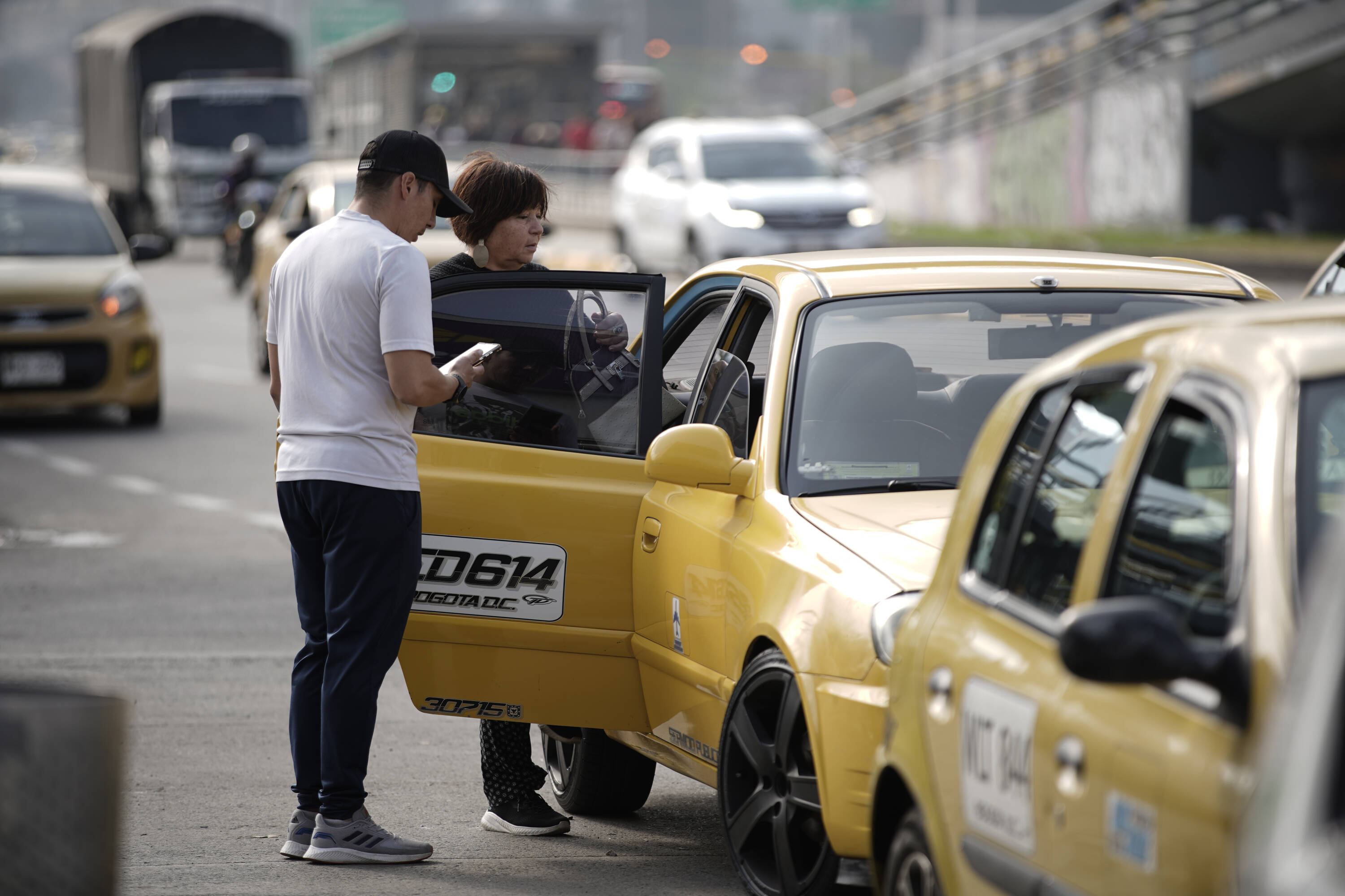 Bogotá. 1 de febrero de 2024. Avanza el día sin carro y sin moto en Bogotá. Afluencia de vehículos Taxi. Lugar: Calle 26.
