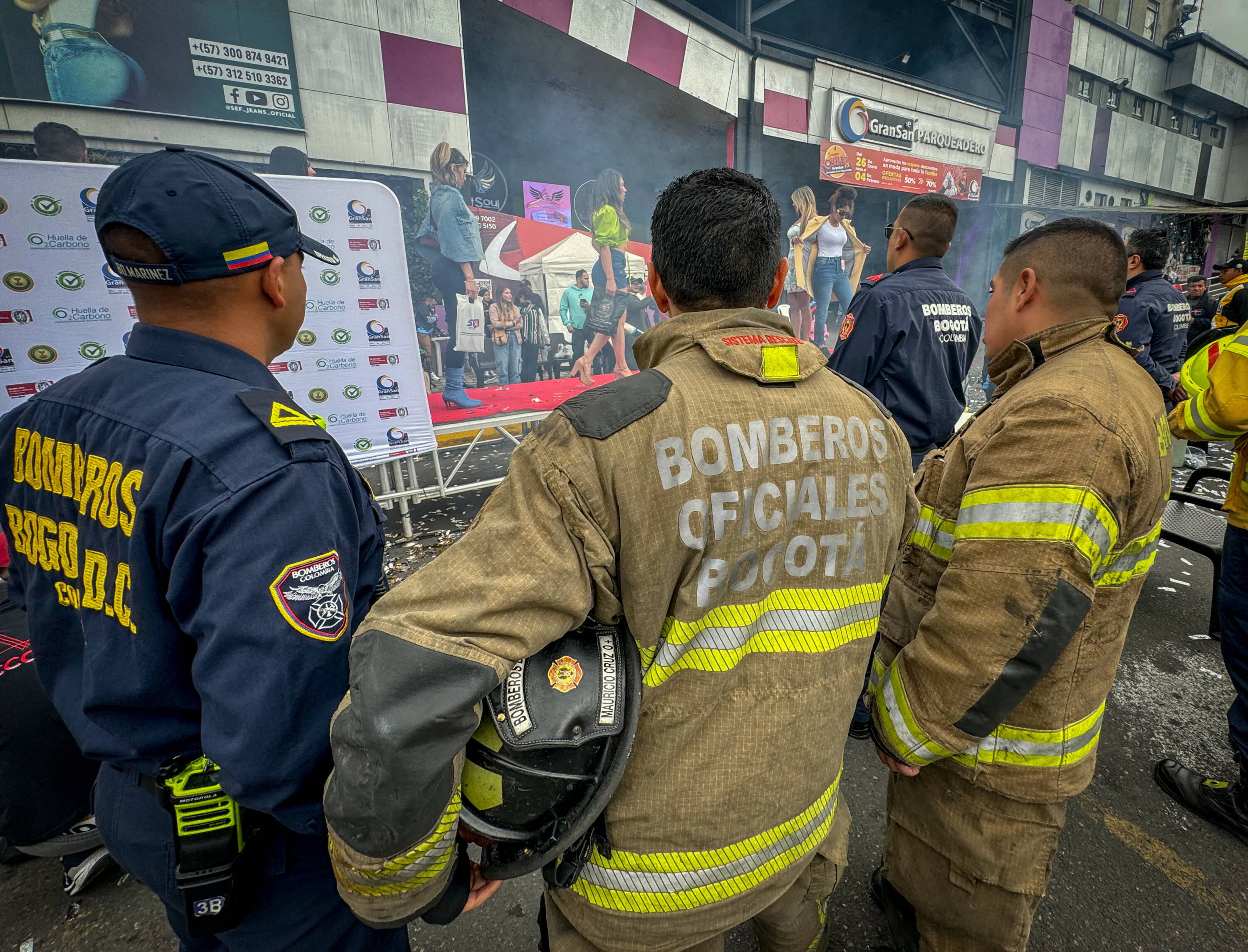 Homenaje al cuerpo de Bomberos de Bogotá por parte del centro comercial Gran San donde que con un desfile de modas donde los invitados de primera fila eran los bomberos que participaron en la emergencia climática que sufrió la ciudad. Bofgotá 2 de febrero del 2024. FOTO MAURICIO MORENO EL TIEMPO CEET