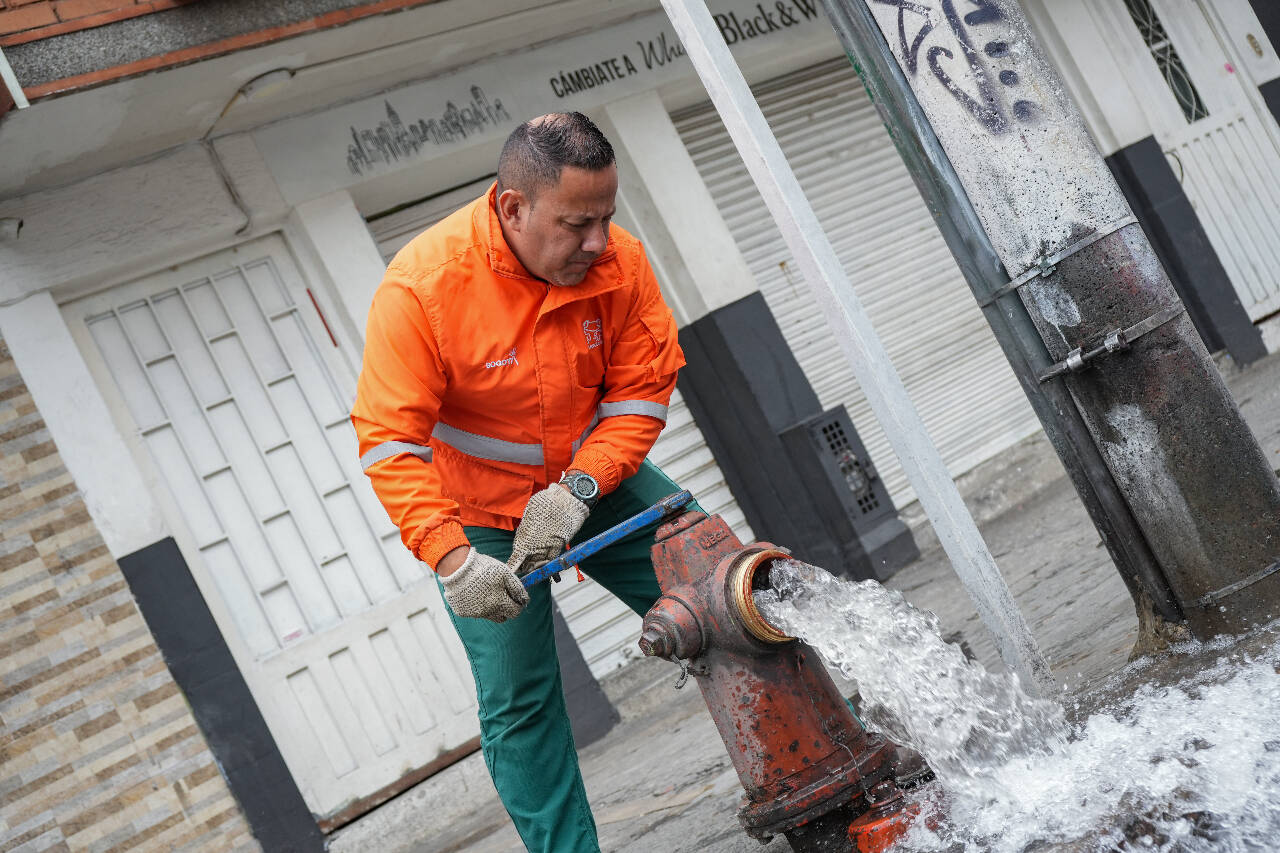 La EAAB visita los sectores donde hay coloración del agua. Allí, operarios hacen limpiezas.