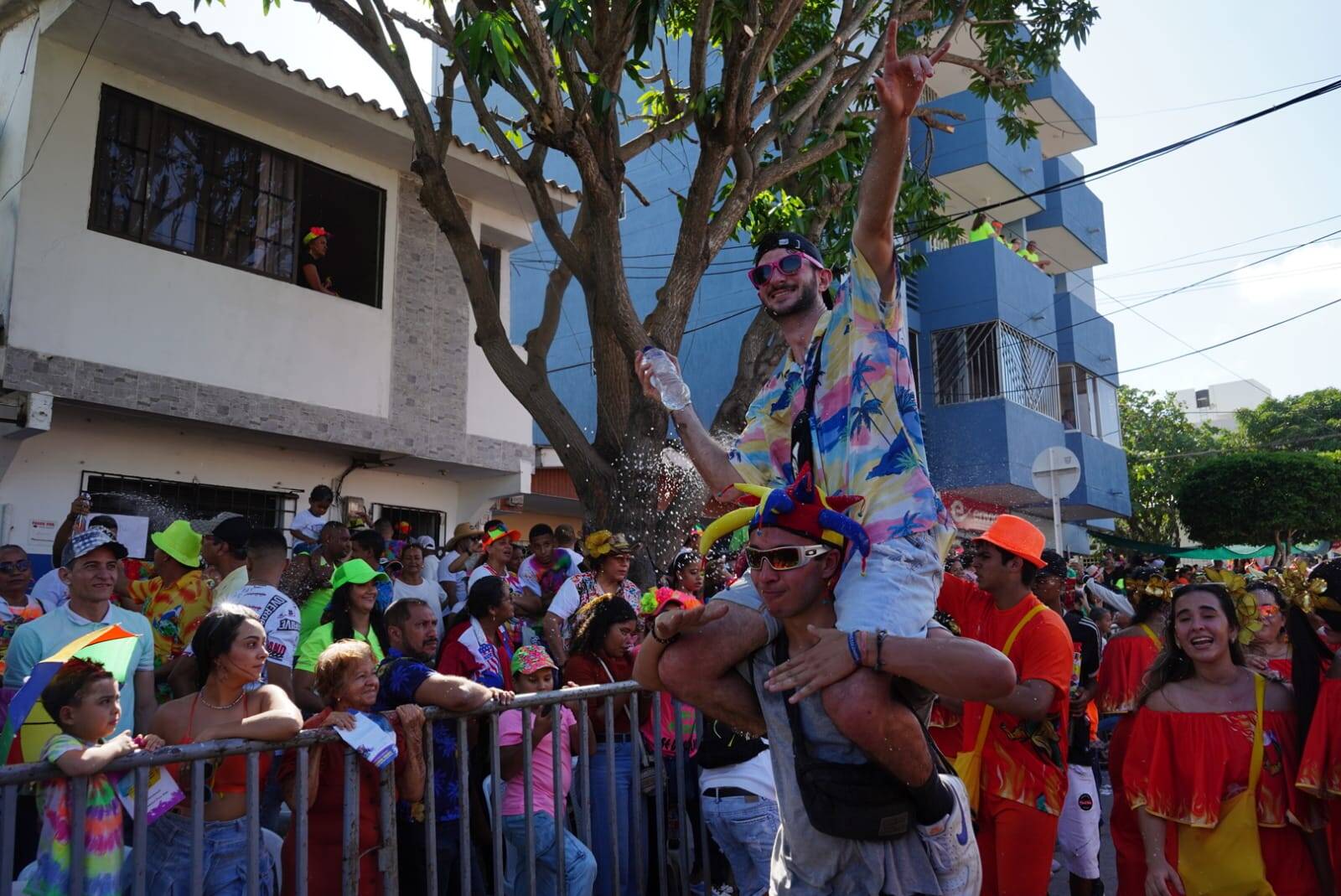 La Tradición Se Vivió de Lado y Lado de la Carrera 44.