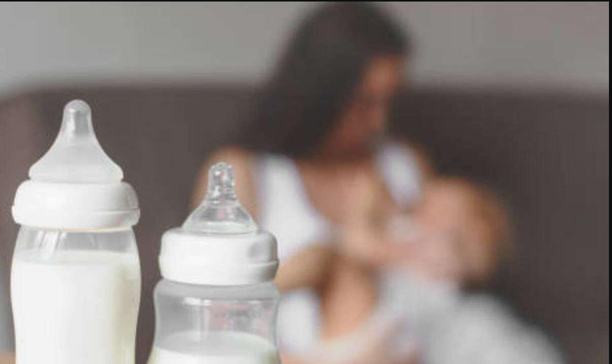 La lactancia materna es primordial en el crecimiento de los bebés.