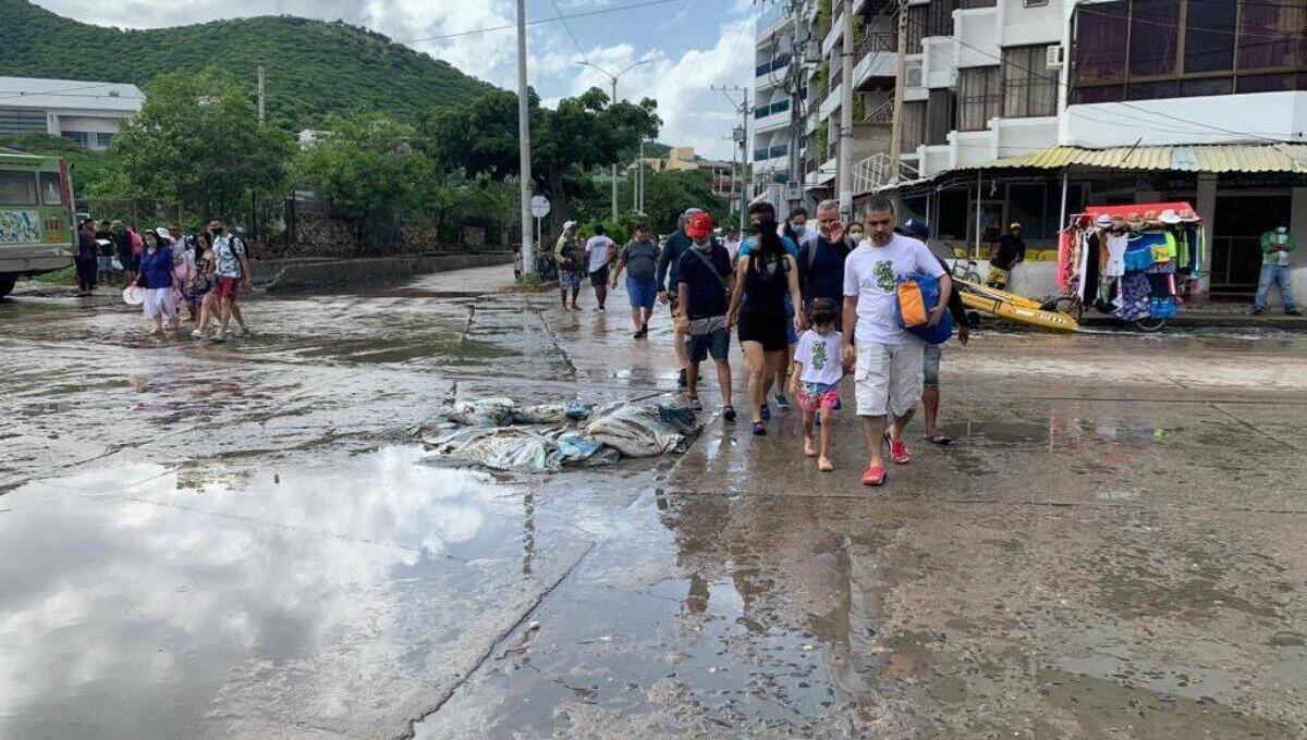 Las alcantarillas rebosadas generan olores insoportables y problemas en la movilidad para los transeúntes