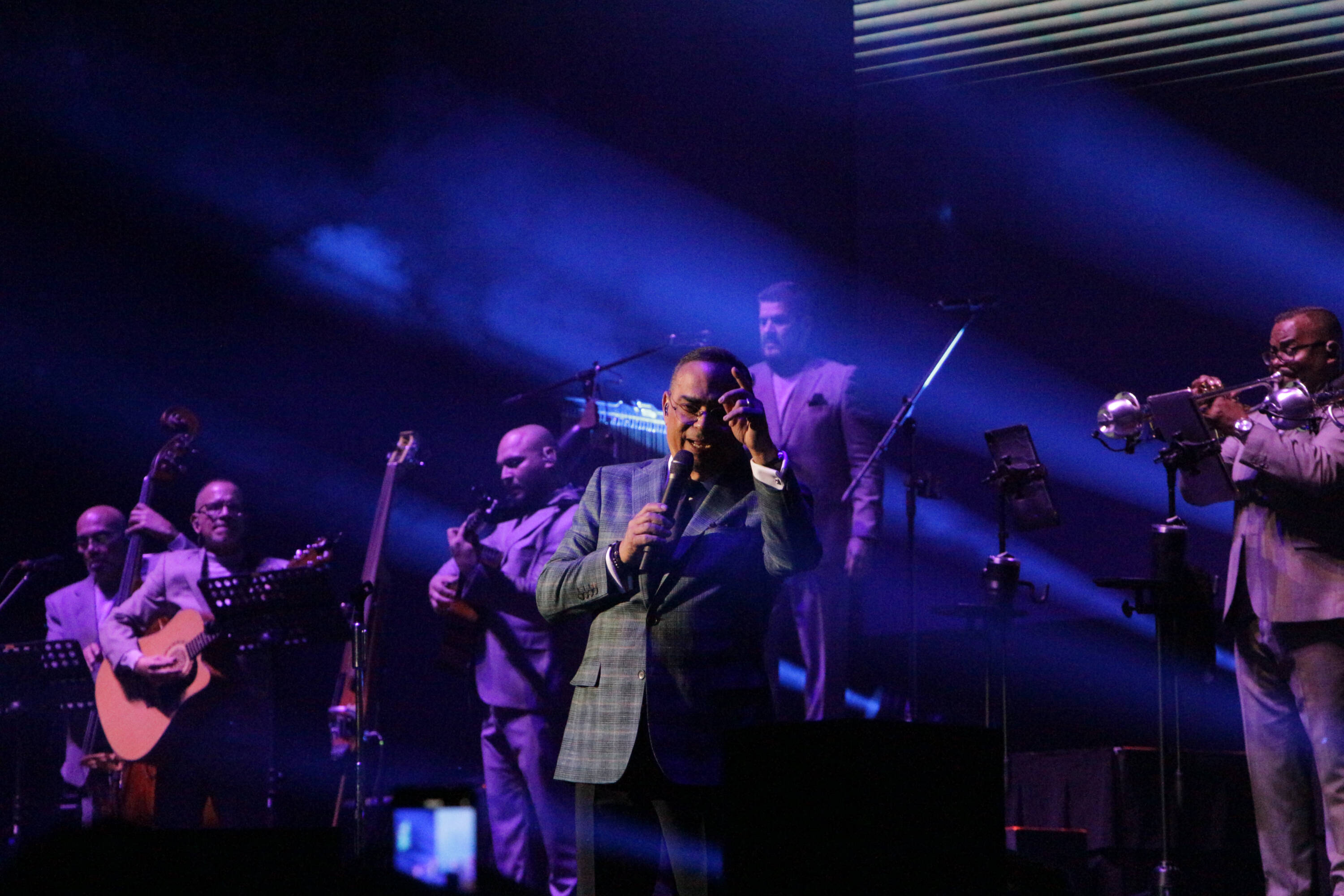 El cantante Gilberto Santa Rosa junto a toda su orquesta del 'Auténtico Tour', que estuvo en Bogotá el 24 de febrero de 2024.