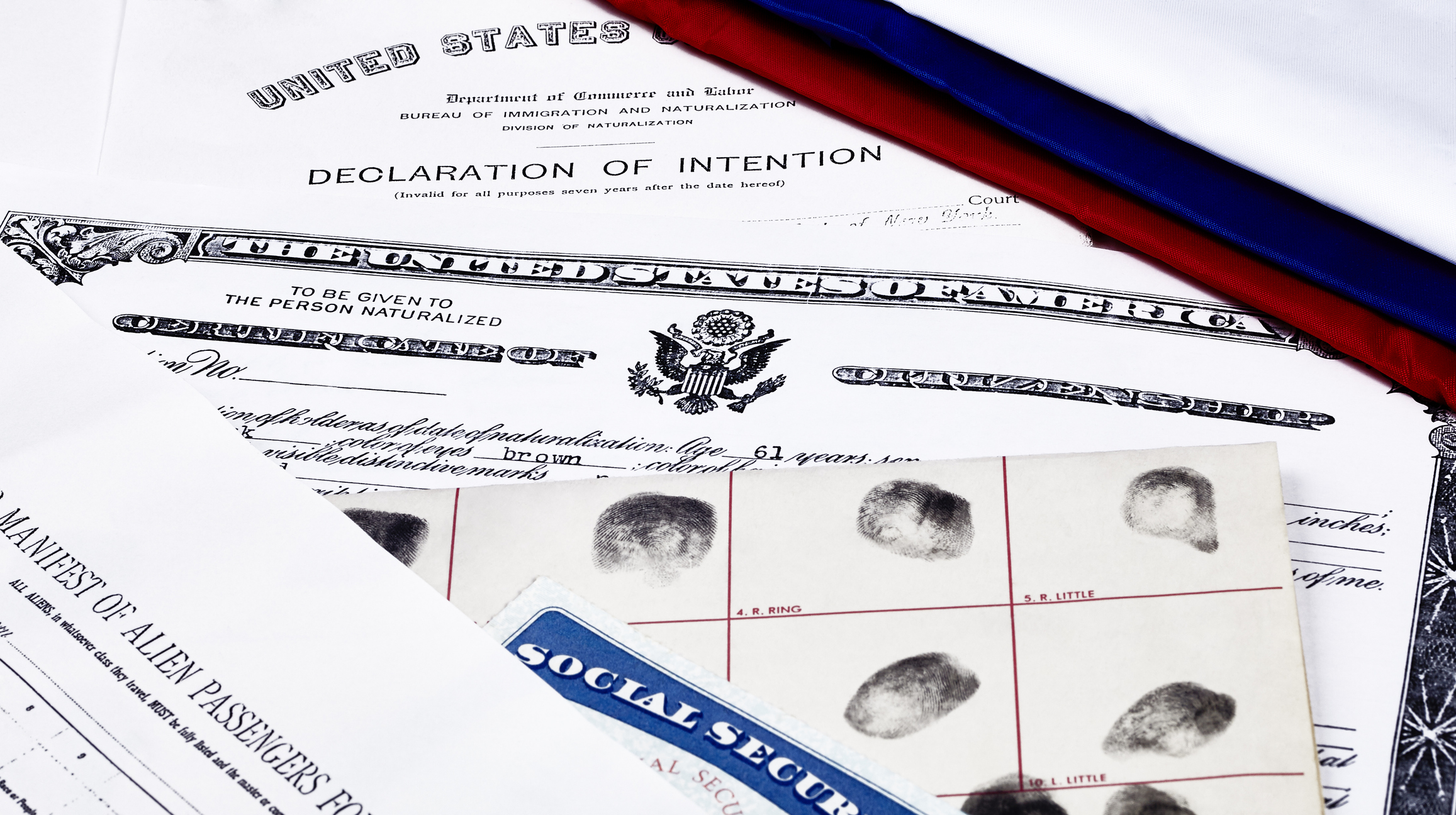 La tarjeta es otorgada por el Servicio de Ciudadanía e Inmigración de Estados Unidos (USCIS), pero para conseguirla se deben cumplir varios requisitos.