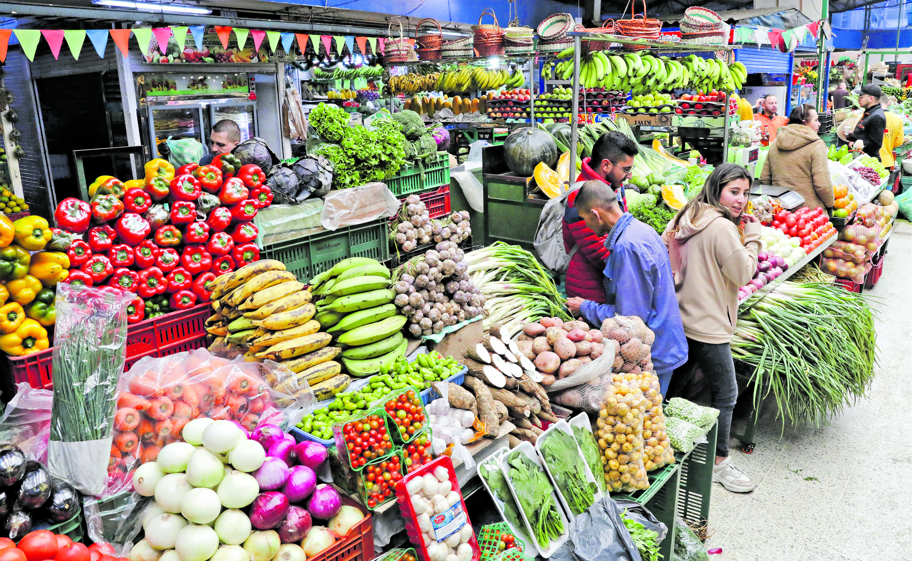 Puesto de venta de frutas y verduras en la Plaza de Mercado Paloquemao.