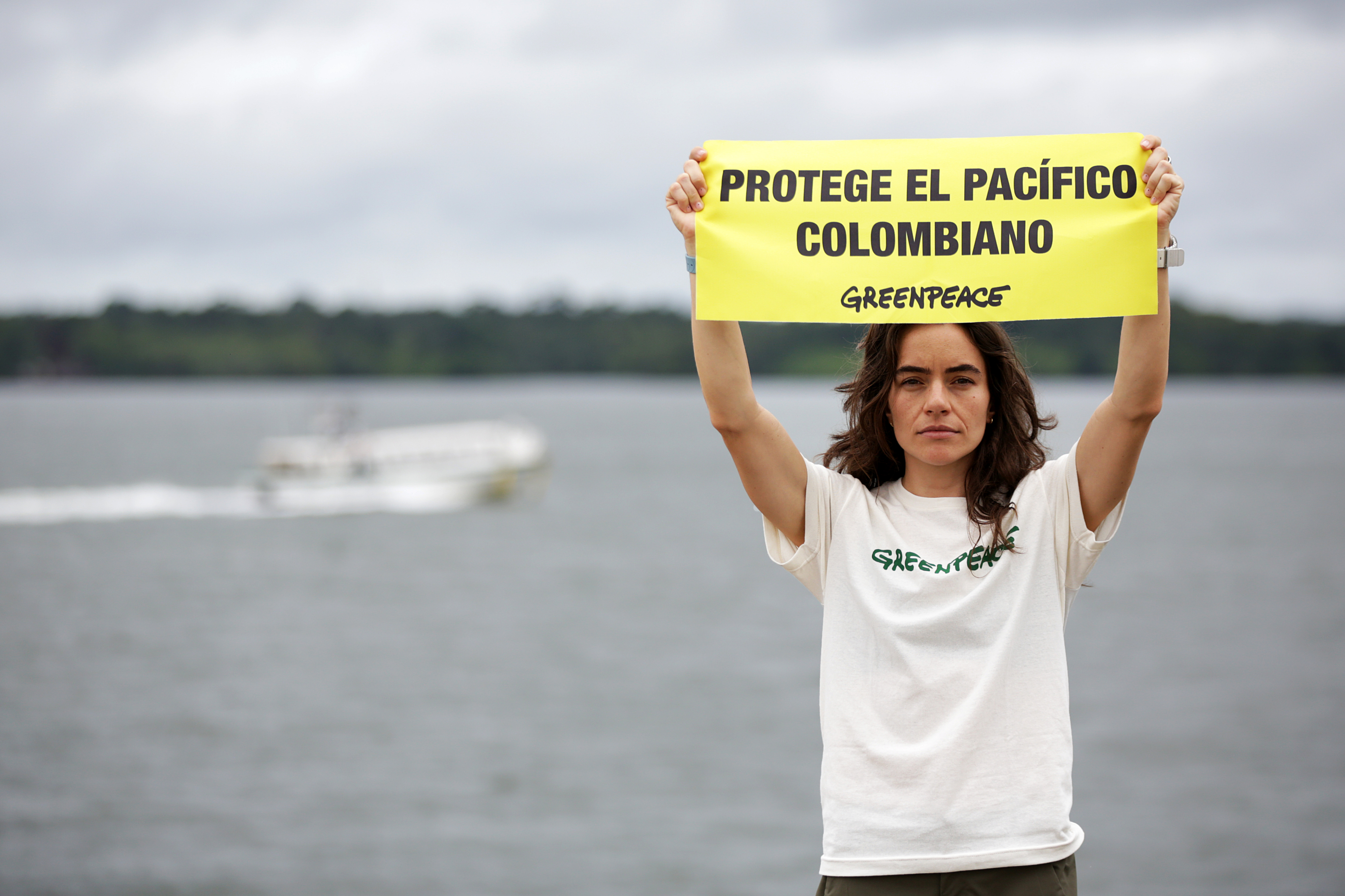 Al puerto de Buenaventura arribó el Artic Sunrise de Greenpeace, siendo la primer vez que un barco de organización llega al Pacífico Colombiano. La que aparece en la foto es Sofía Gómez, la récord mundial de apnea, que irá como voluntaria a la Isla de Malpelo junto con los activistas a realizar las acciones de investigación con tiburones e investigar y difundir el llamado a los gobernantes y la comunidad sobre la problemática de los plásticos. Eso se hace por los 15 años de Greenpeace en Colombia y como antesala a la COP16.