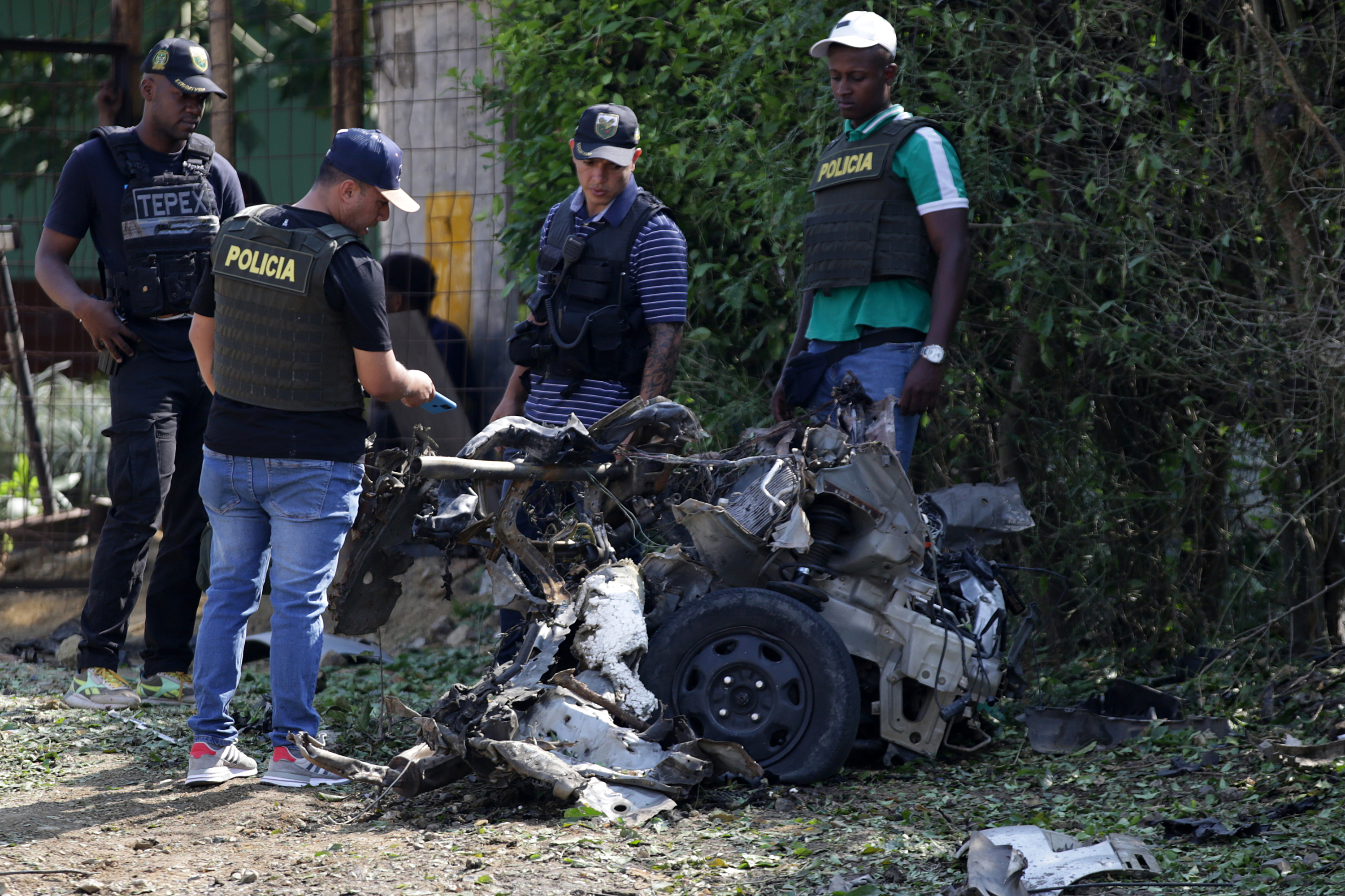 No paran los atentados terroristas en el Cauca. Esta vez, en el municipio de Miranda, un carrobomba explotó a 300 metros de la estación de Policía. El hecho afectó levemente s cuatro personas y causó destrozos a más de 30 viviendas. Según el Ejército, las disidencias de las Farc, principalmente del Frente Dagoberto Ramos, son los responsables de causar destrozos y pánico en la comunidad como represalia a los operativos de las Fuerzas Armadas.