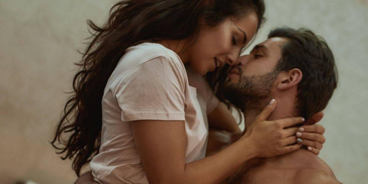 Em alguns lugares do mundo, como Dubai e Malásia, beijar em público é considerado um ato ilegal.