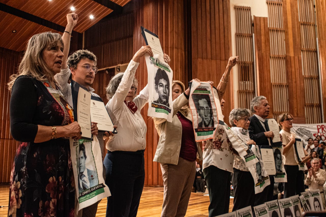 El 17 de abril de 2024 la Universidad Nacional otorgó un grado honorífico a los familiares de ocho estudiantes desaparecidos en el caso conocido como Colectivo 82.