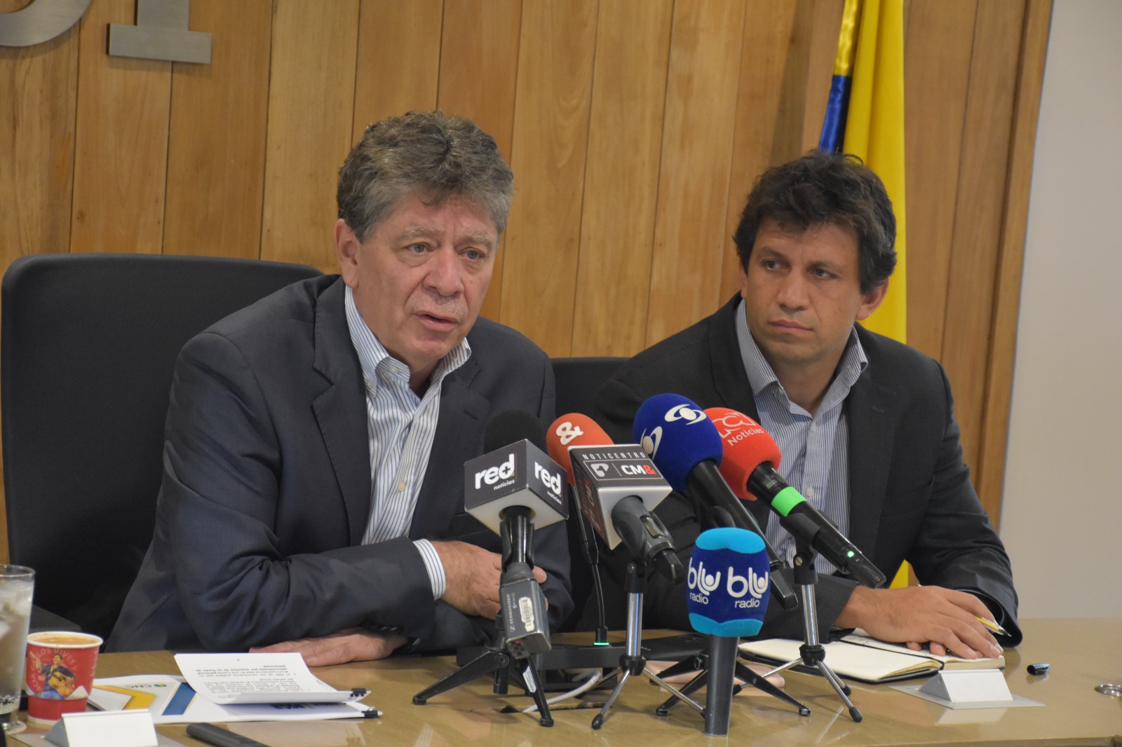 Bruce Mac Master, presidente de la Andi y  XXXX, durante la rueda de prensa en la que se presentó la encuesta de percepción de la reforma pensional.