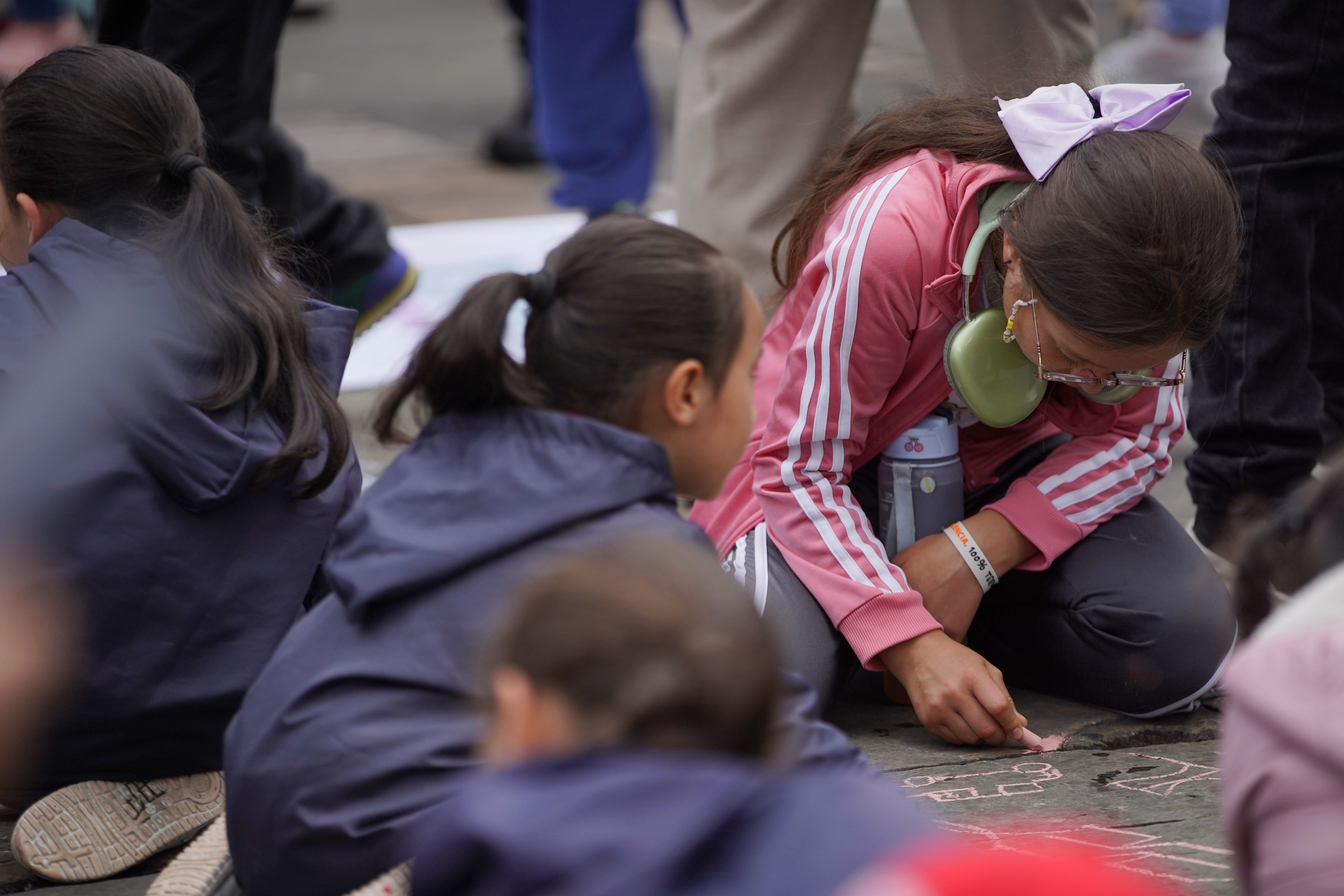 Bogota. April 27, 2024. The celebration of 'Children's Day' took place in the Plaza de Bolívar, where more than 400 girls and boys carried out a mobilization called Route 25 Playing in every corner of the country!, which was also accompanied by mayors, governors, national government, private sector and communities, where they also enjoyed five game stops, which will be mobilized for inclusion, recognition and participation. Photo: Sergio Acero Yate / El Tiempo.
