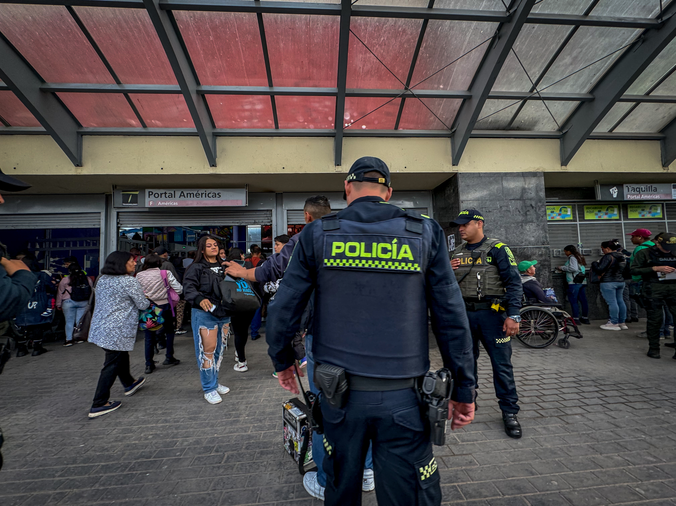 Plan Nuevo Amanece. SE Trata de Hacer Presencia y Registro A Personas, Verificación de Antecedentes y Acompañón de la Patrulla Púrpura en Puntos Claves de Transmilenio. Están en 5 Estatos Priorizadas: Calle 19, Jiménez, Calle 22 Calle 34, Calle 100 en Las Estatos Banderas y Portal Américas. Hen Vigilancia Con Drones, Están Con Los Guías. Caninos el Coronel Jader Llerena, Comandante del Grupo Sistema de Transporte Masivo Dijo Que Hay Un 35 Por Ciento Reducción Hido y Realizado 645 Capturas. Hijo 7 Estructuras Desarticuladas. Indicó que hay una reducción del 12% Evasión Gracias A las putas y torniquetes bogutá 6 de Mayo del 2024 Foto Mauricio Moreno Ceet El Tiempo, @mauriciomorenofoto