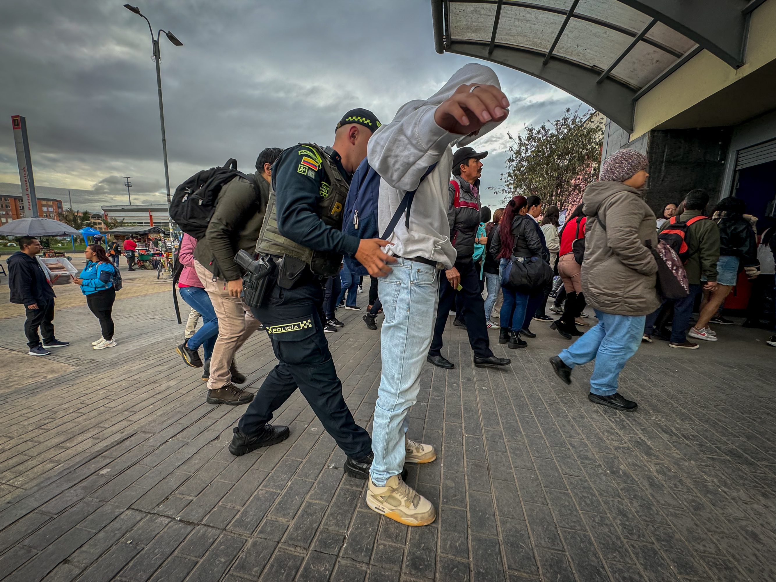 Plan Nuevo Amanecer. Se trata de hacer presencia y registro a personas, verificación de antecedentes y acompañamiento de la patrulla púrpura en puntos claves de TransMilenio. Están en 5 estaciones priorizadas: Calle 19 , Jiménez,Calle 22 Calle 34, Calle 100 En las estaciones Banderas y Portal Américas. Hay vigilancia con drones, están con los guías. caninos El coronel Jader Llerena, comandante del Grupo Sistema de Transporte Masivo dijo que hay un 35 por ciento de reducción hurto Y realizado 645 capturas. Son 7 estructuras desarticuladas. Indicó que hay una reducción del 12% evasión gracias a las puertas y torniquetes Bogotá 6 de mayo del 2024 foto MAURICIO MORENO CEET EL TIEMPO , @mauriciomorenofoto