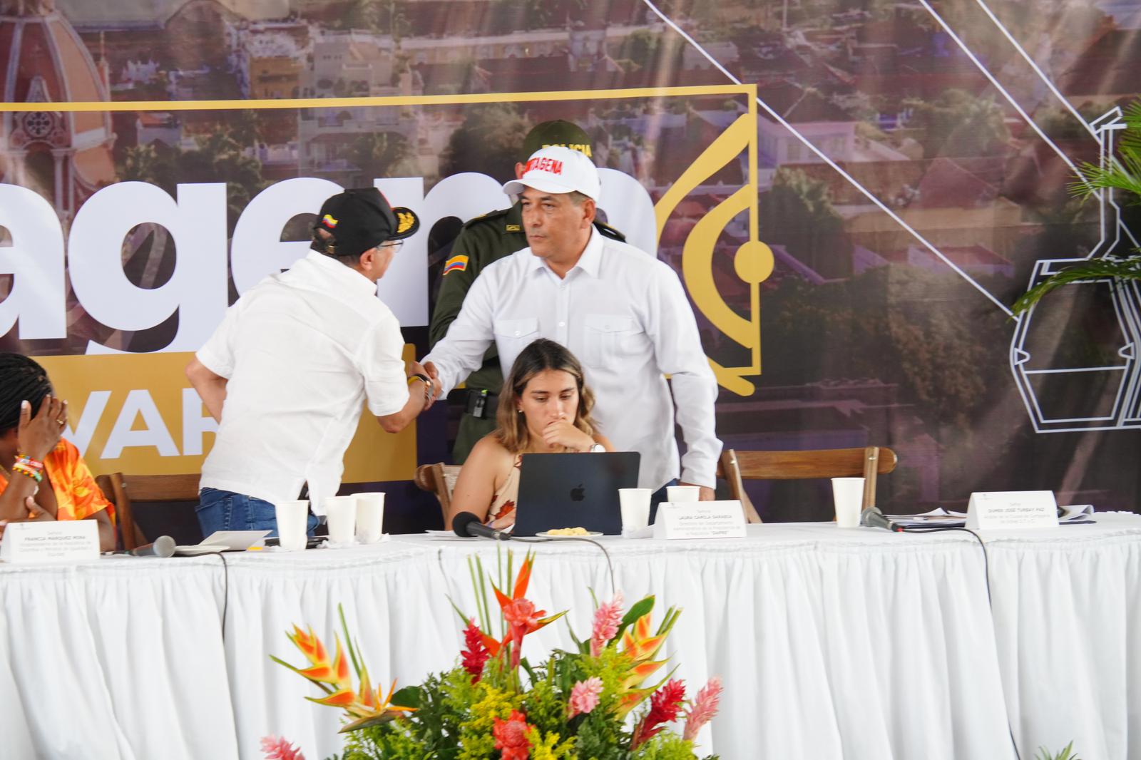 El Presidente Petro y el alcalde Dumek Turbay por primera vez estrecharon la mano