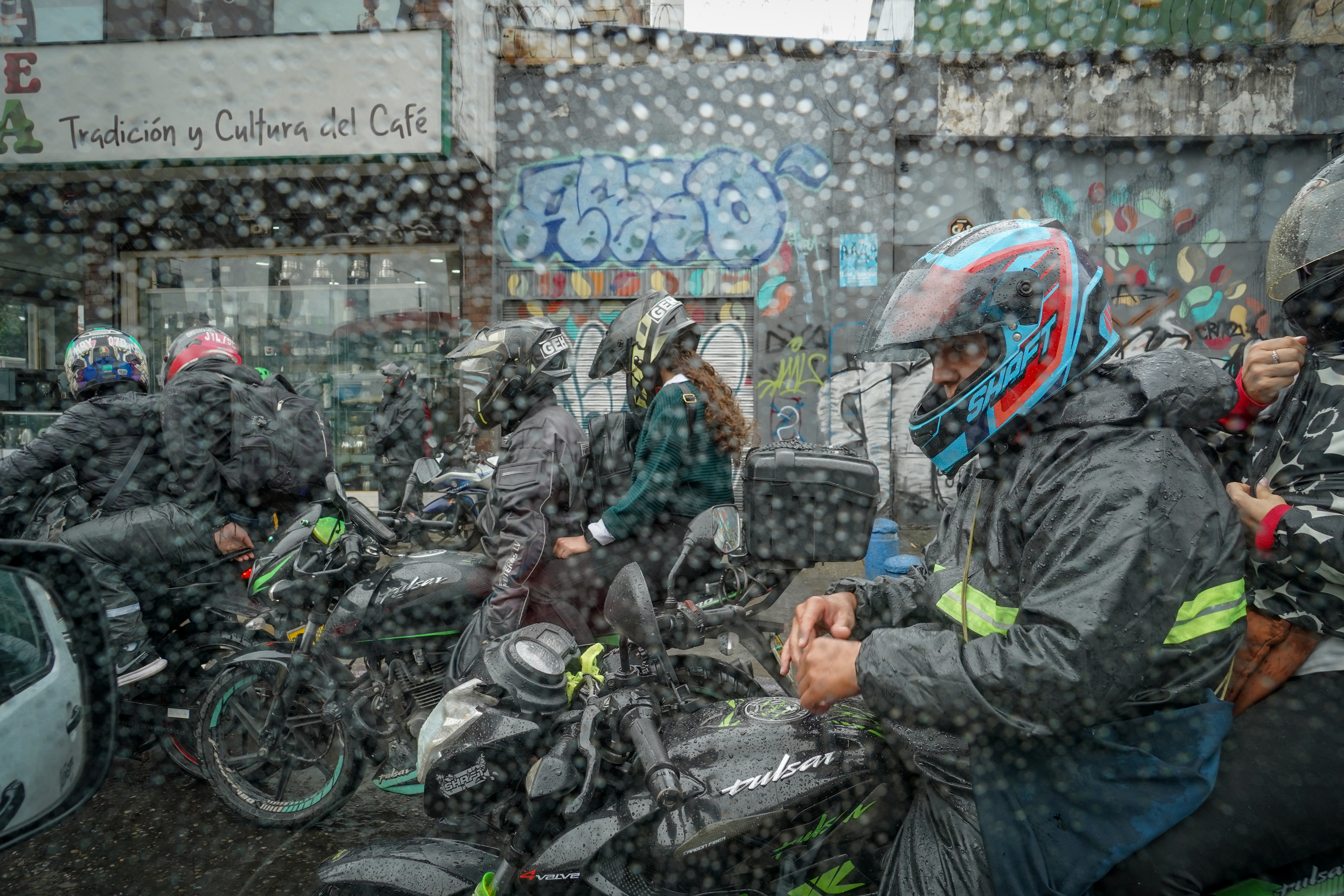 Lluvia en Bogotá , Las lluvias llegan a la ciudad hoy 16 de mayo del 2024 . FOTO MAURICIO MORENO EL TIEMPO CEET