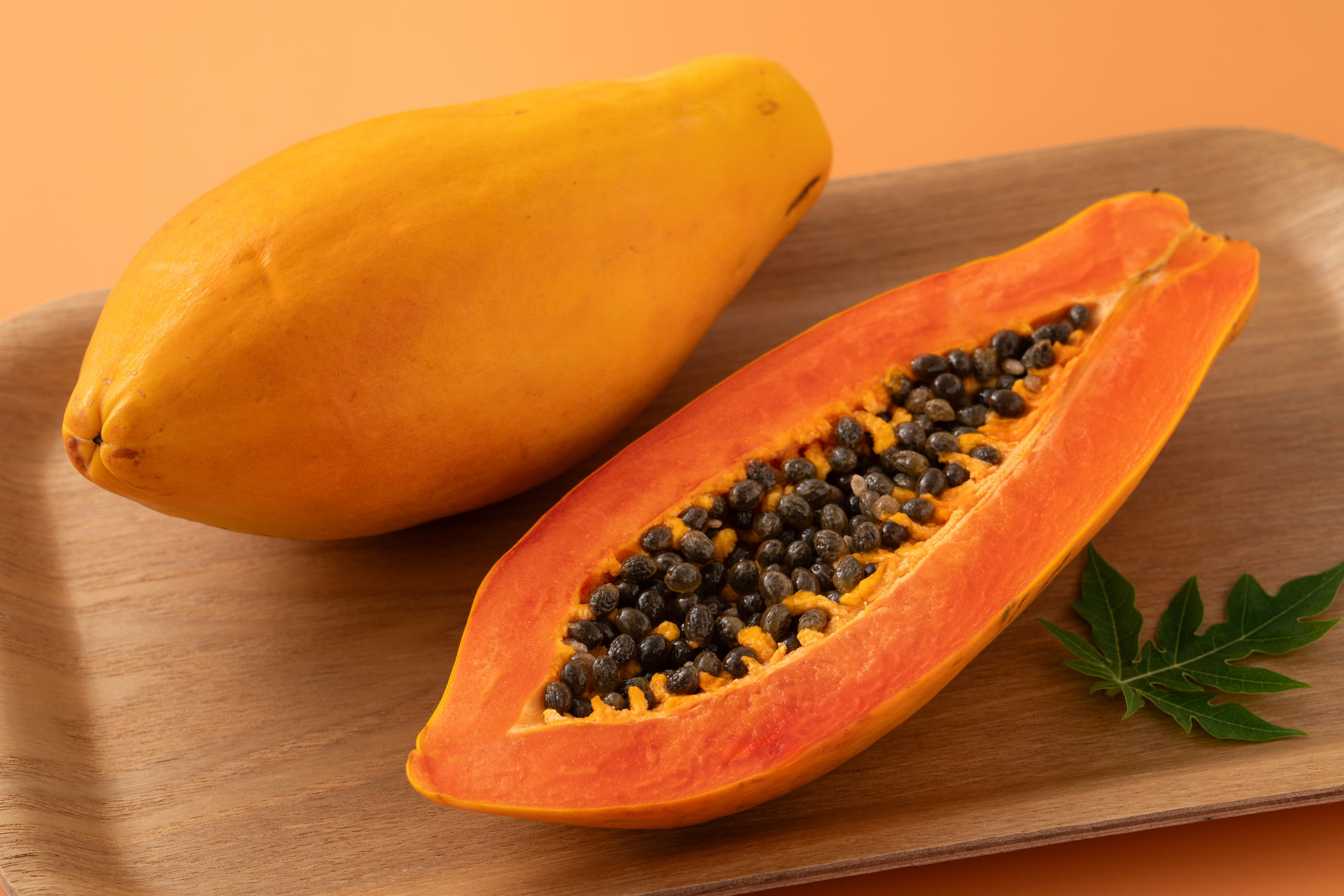 La papaya ha destacado por su capacidad para reducir el colesterol y la presión arterial.