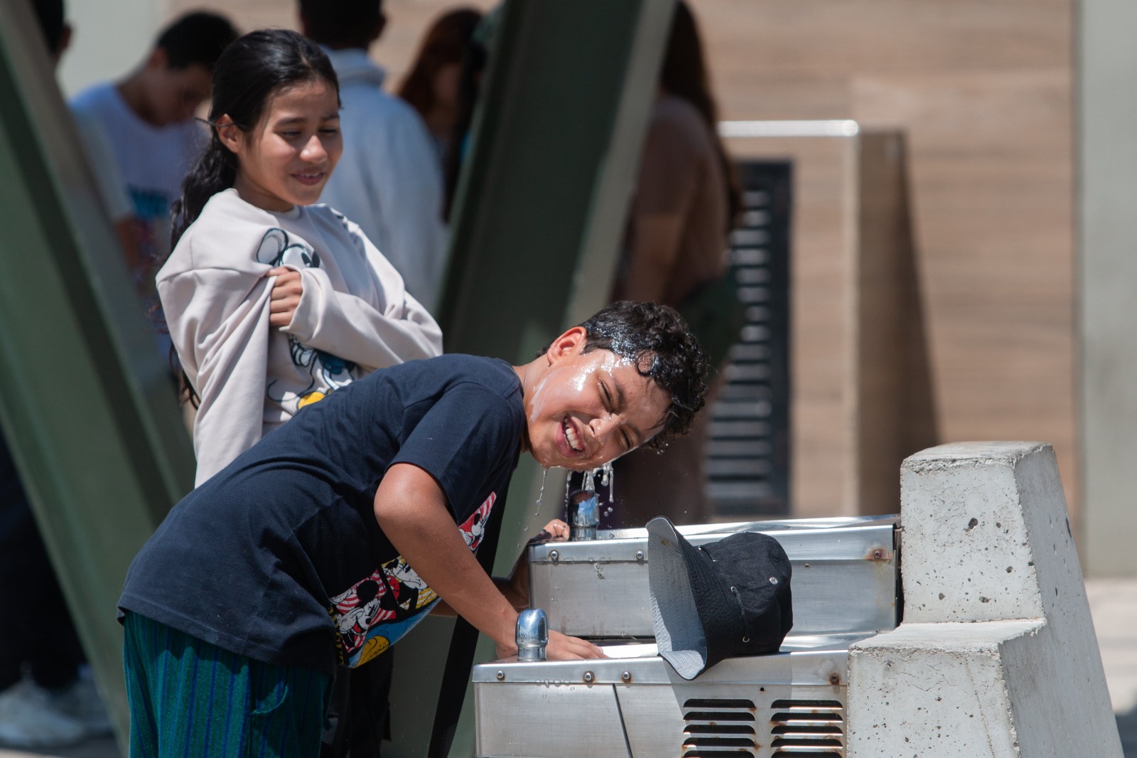Mantenerse hidratado es una de las recomendaciones de las autoridades en salud.