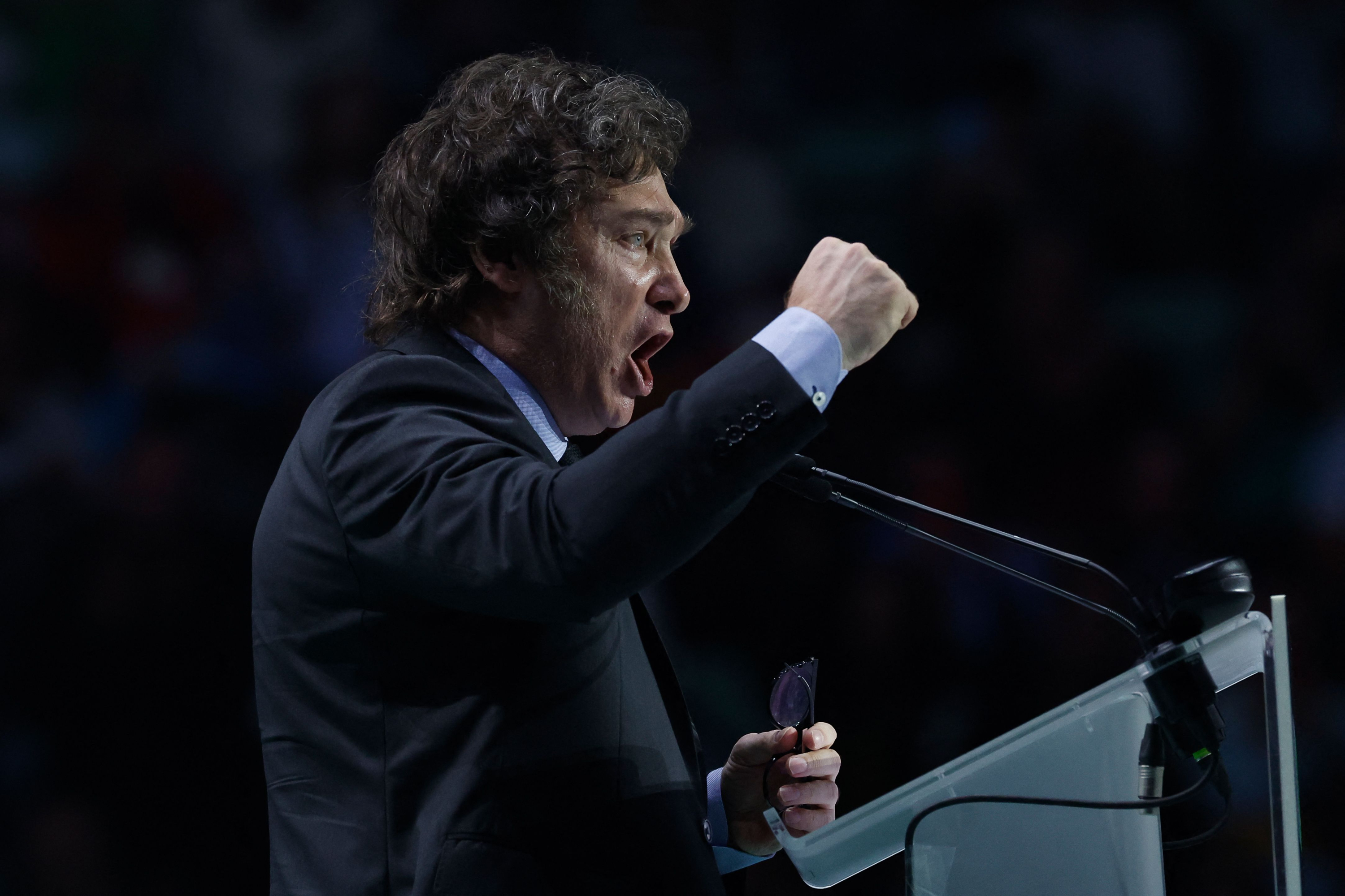 El presidente de Argentina, Javier Milei, pronuncia un discurso en el escenario durante el mitin 'Europa Viva 24' del partido de extrema derecha español Vox en Madrid el 19 de mayo de 2024.