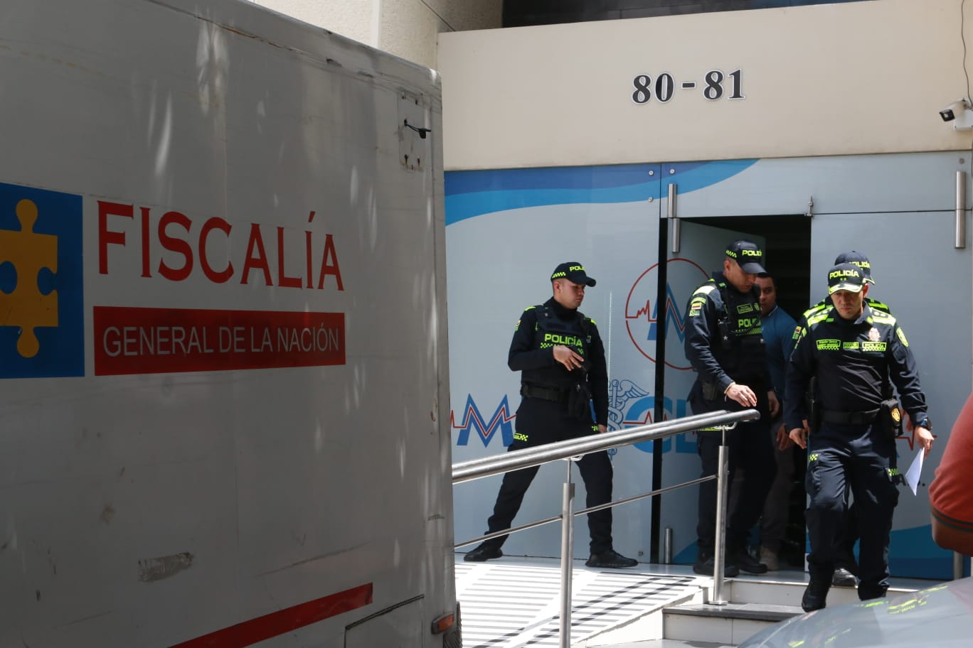 El general Herbert Benavidez (derecha) entregó declaraciones a la prensa.