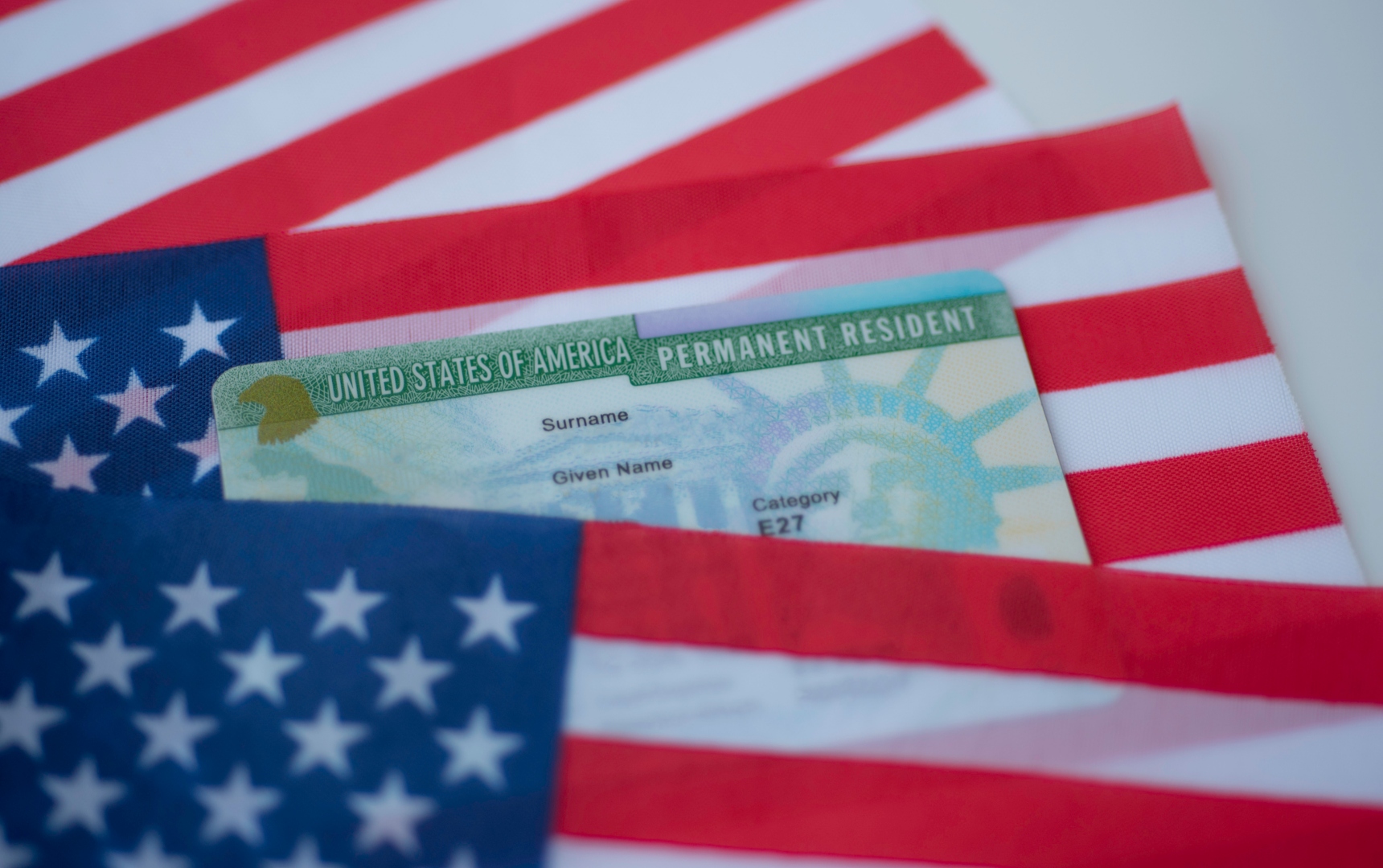 La green card permite vivir y trabajar en Estados Unidos.