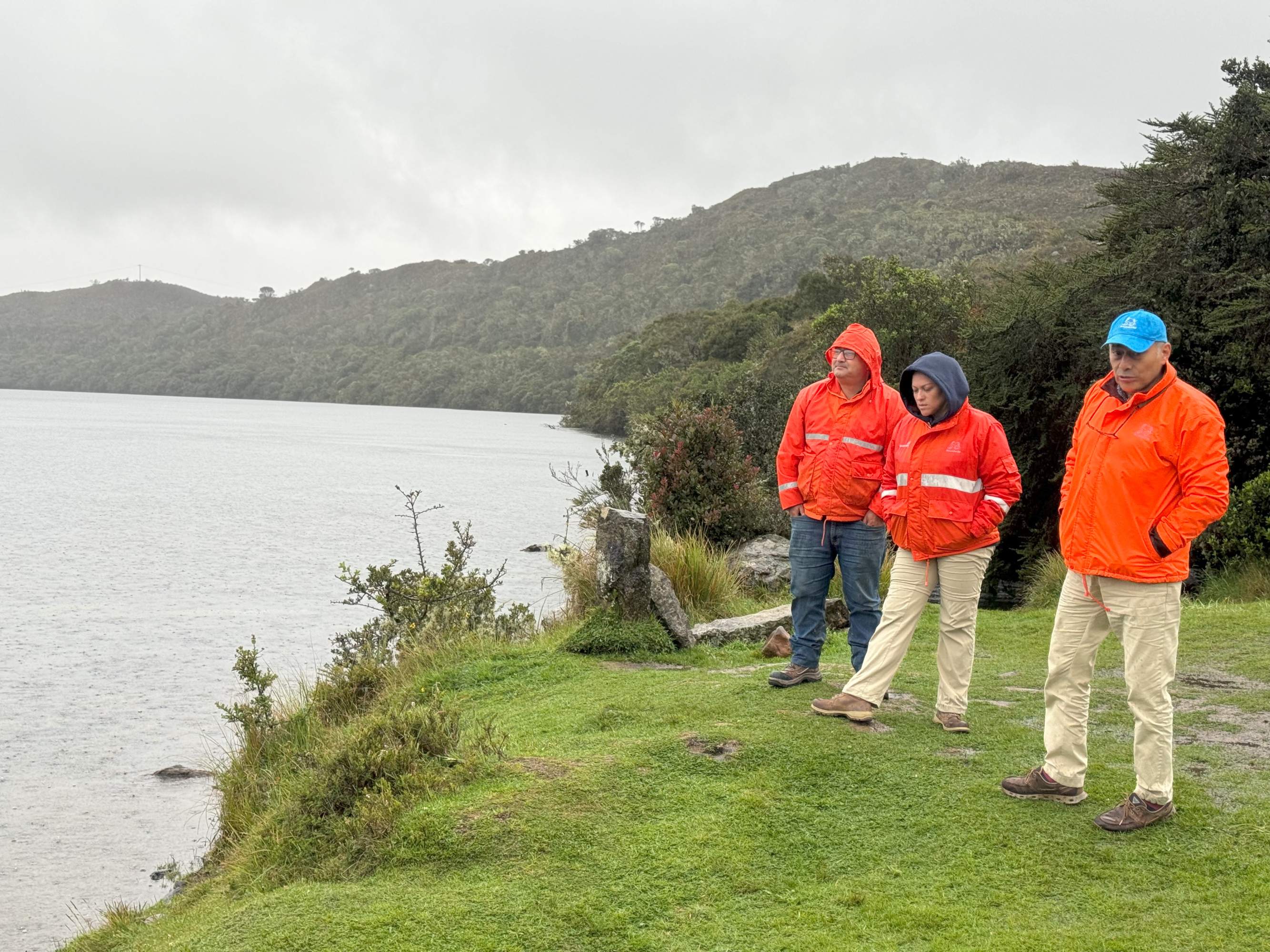 The Chuza reservoir continues to be critical; There will be modifications in rationing shift 3. Natasha Avendaño, manager of the Bogotá Aqueduct, was in the area to verify the behavior and conditions of the lagoon. For two days, the manager of the Bogotá Aqueduct and Sewer Company (EAAB), Natasha Avendaño, took a technical tour of the Chuza reservoir, located in Chingaza, to review on the ground the behavior and conditions of the main water storage structure and whose images reflect the effects of the drought. Photo MAURICIO MORENO CEET EL TIEMPO