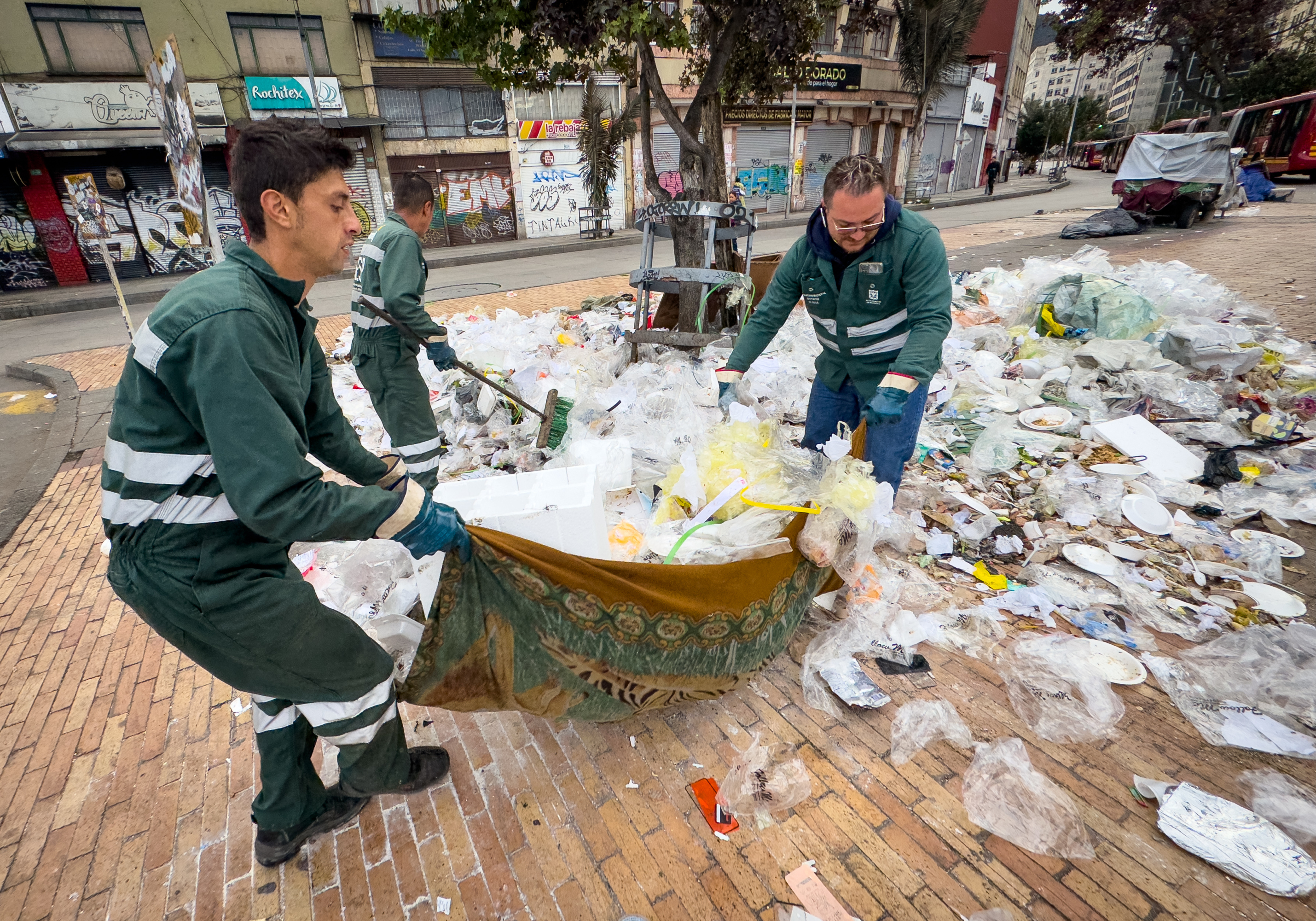 Funcionarios de la UAESP recogen la basura que amaneció hoy 27 de mayo del 2024 frente a la estación de Transmilenio de la avenida Jiménez en el centro de la ciudad. FOTO MAURICIO MORENO CEET EL TIEMPO @mauriciomorenofoto