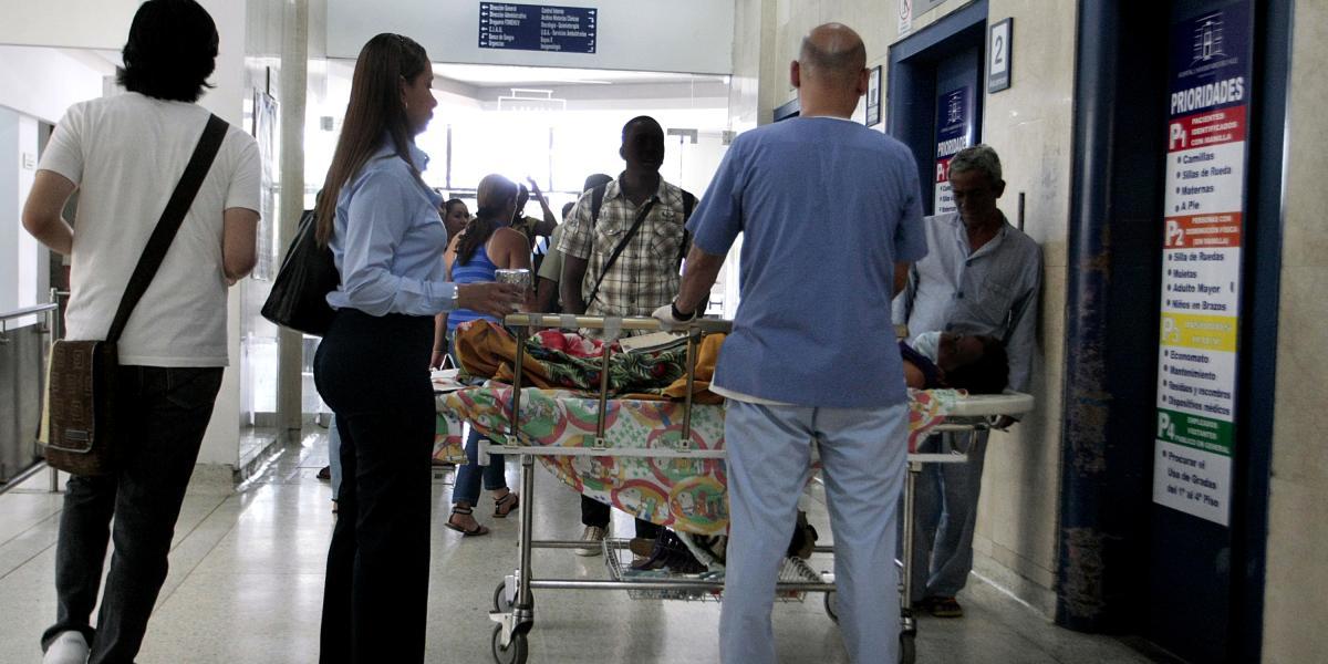 Pacientes esperan atención
