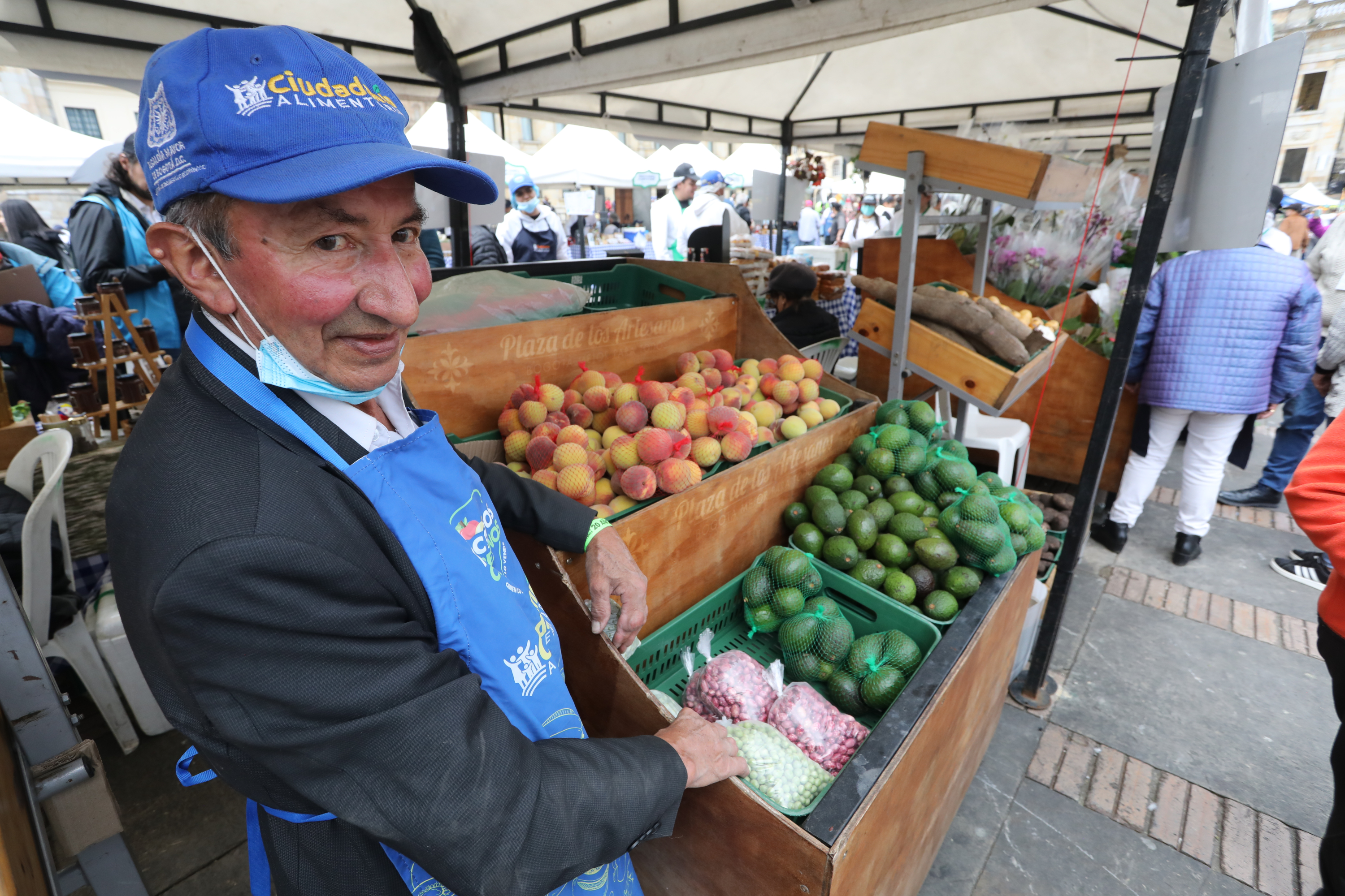 Bogotá junio 6 de 2024. Vuelve el tradicional mercado campesino en la plaza de Bolívar. Fotos: @miltondiazfoto / El Tiempo
