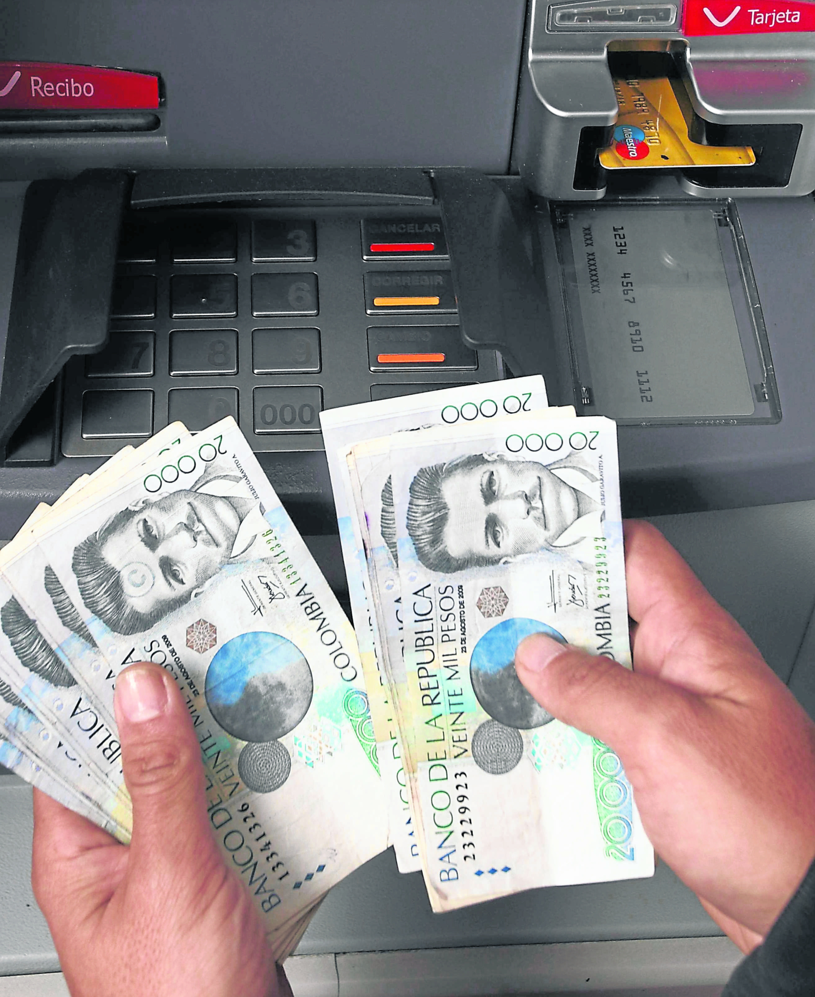 Imagen ilustrativa relacionada con transacciones en cajeros automáticos, retiros de efectivo u operaciones bancarias.