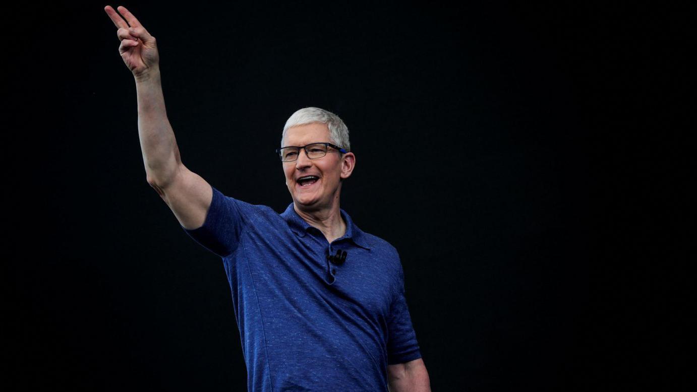 El máximo directivo de Apple, Tim Cook, estuvo en la cita en la que se hicieron los anuncios. 