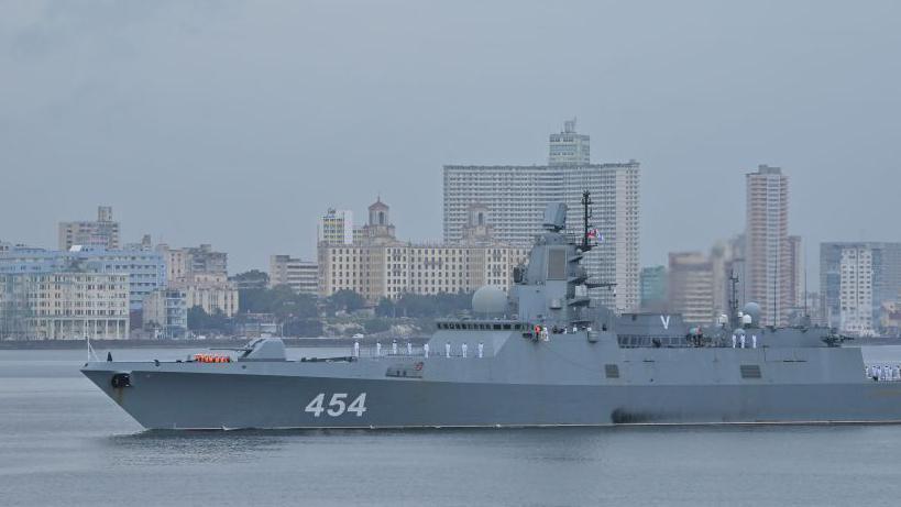 La fragata de clase rusa Almirante Gorshkov, parte del destacamento naval ruso que visita Cuba, llegando al puerto de La Habana.