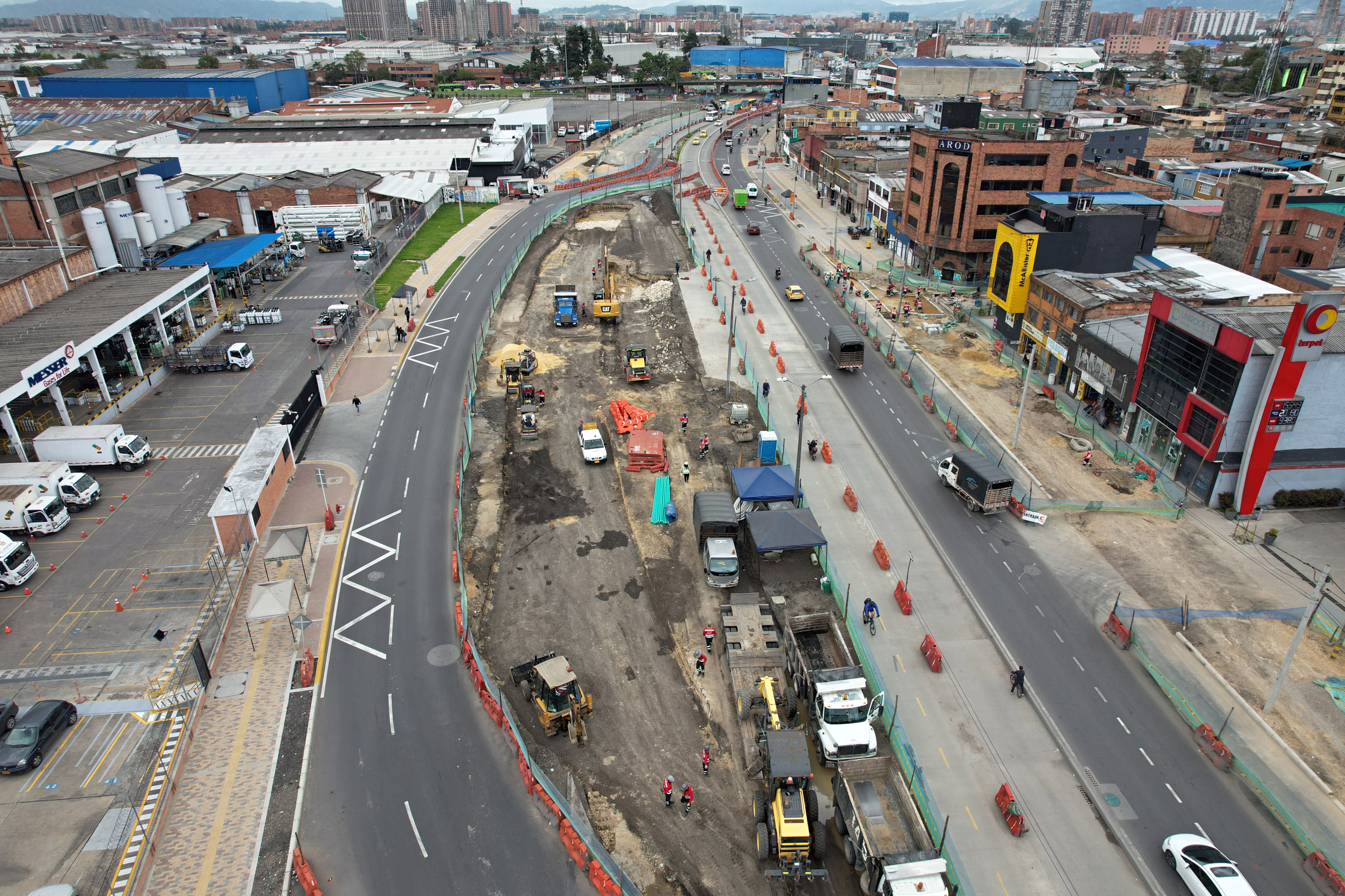 Bogotá Junio ​​12 de 2024. Avance de la Obra de Construcción de la Troncal de Transmilenio de la av. Carrera 68, Obras en el Tramo de la Calle 10 a la 3ra, Puente de la Tercera Casi Terminado.  Foto: @miltilondiazfoto / El TIempo