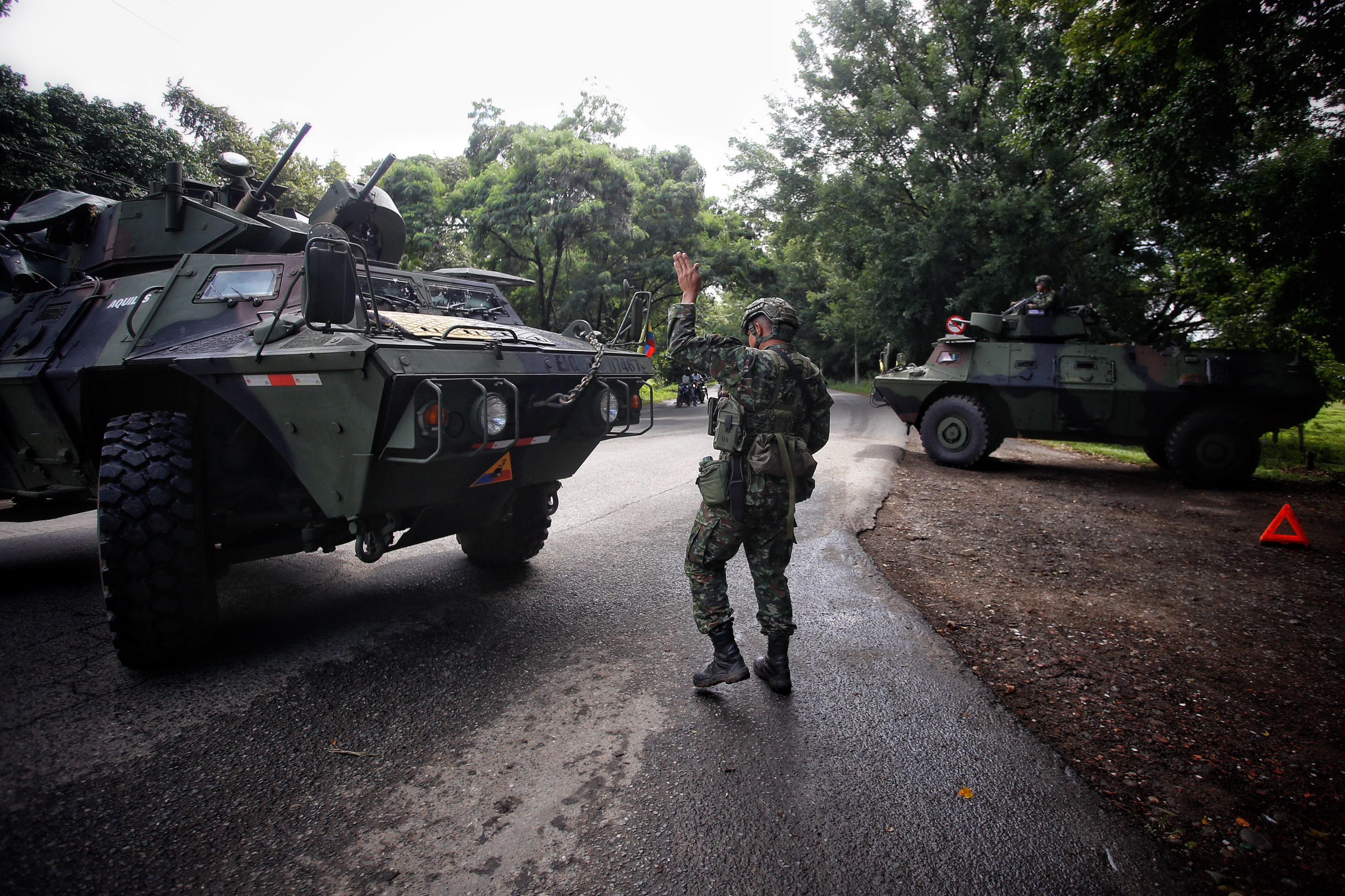 Cali Colombia 13 de junio de 2024 Con carro tanques blindados Ejército y Policía de Colombia, refuerzan la seguridad en el municipio de Jamundí, Valle del Cauca, tras el atentado con una moto bomba el pasado 12 de junio que dejó cuatro civiles y dos policías heridos. Fotos Santiago Saldarriaga Quintero / EL TIEMPO @sachisaldarriaga