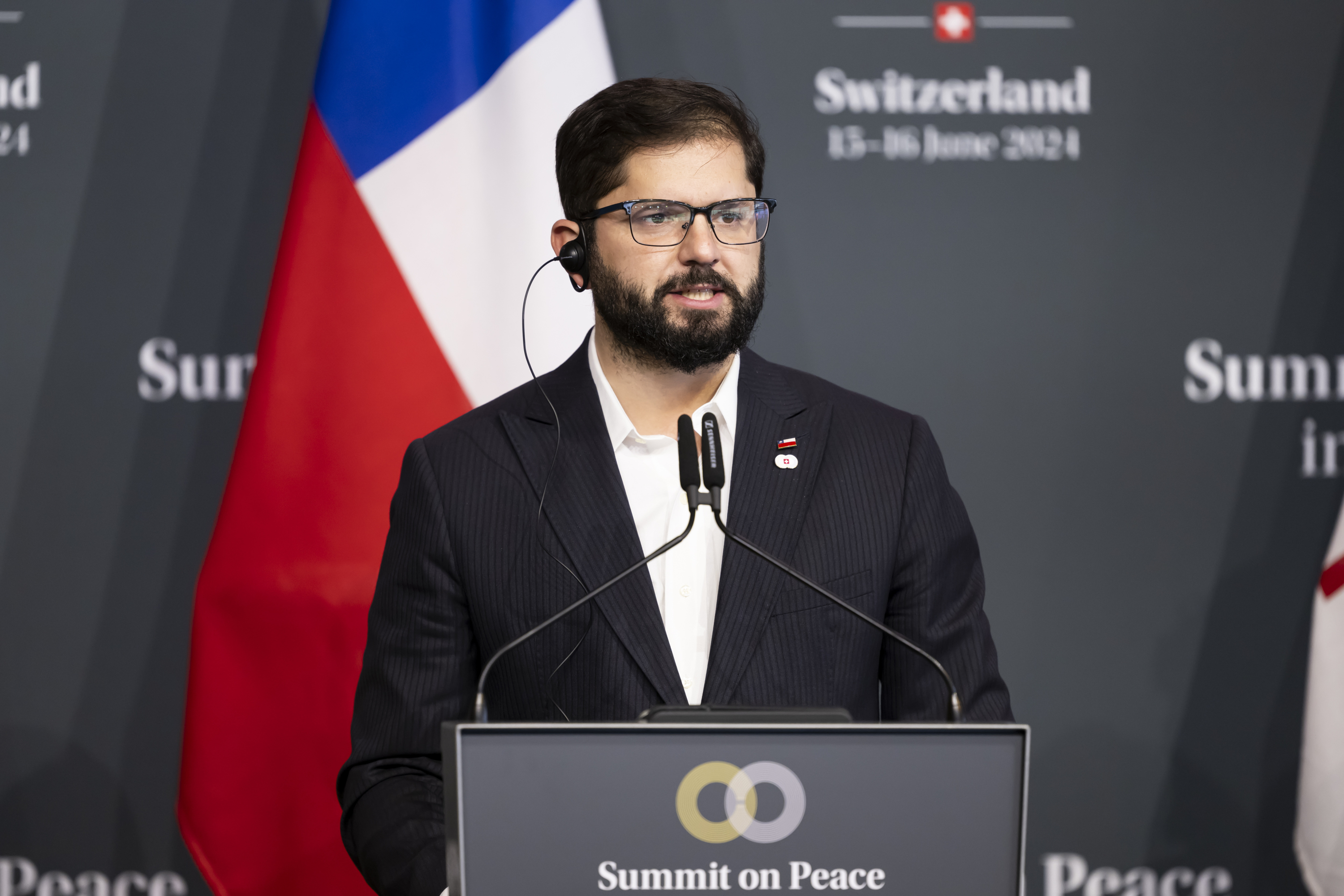 El Presidente Gabriel Boric Font de Chile habla durante la conferencia de prensa de clausura de la Cumbre sobre la Paz en Ucrania.