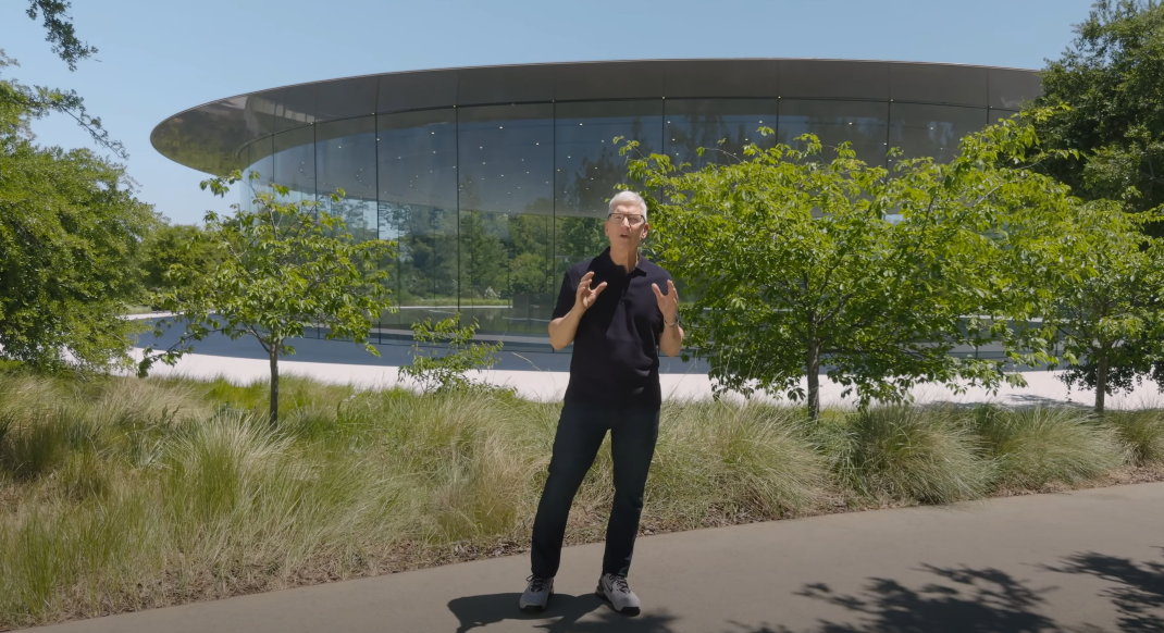Captură de ecran de la difuzarea WWDC 2024 cu Tim Cook, cu puțin timp înainte de prezentarea Apple Intelligence.