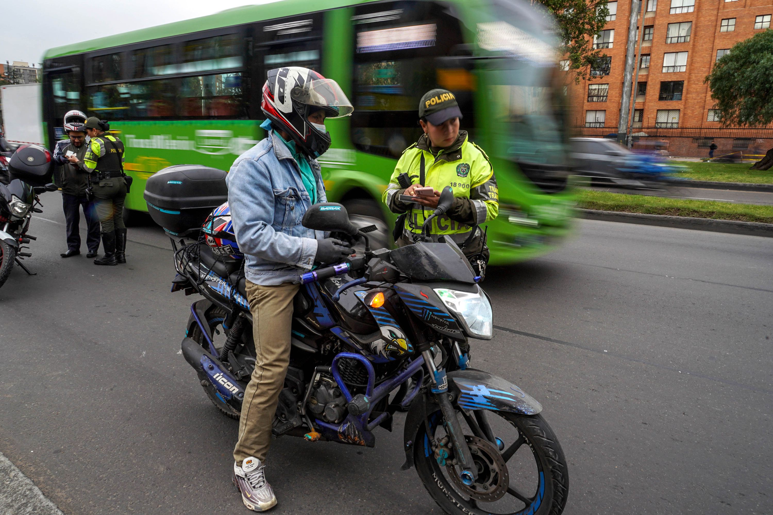 El 55,7 por ciento de los motociclistas en la capital no se detienen ante una señal de pare.