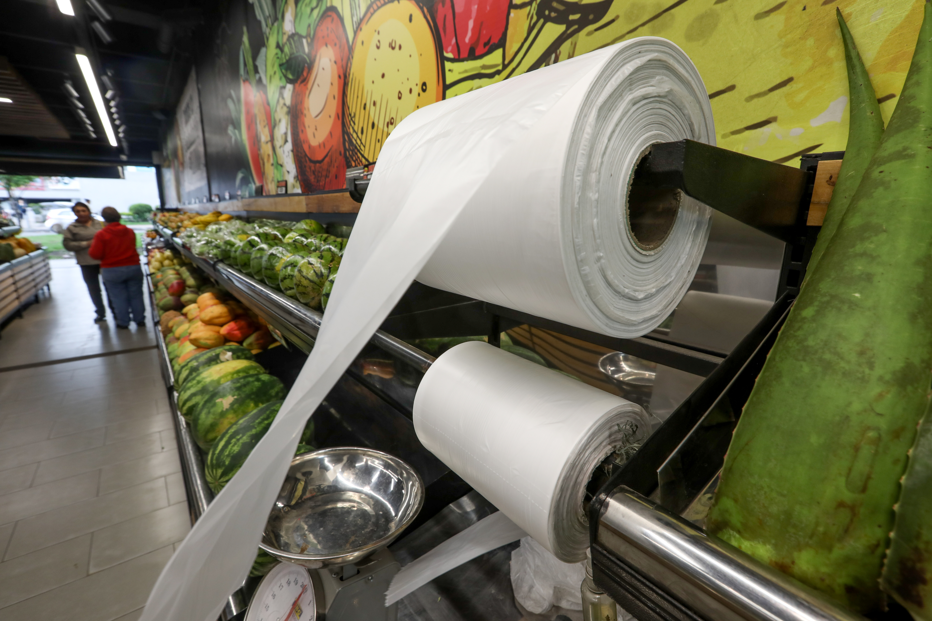 Adiós a los plásticos de un solo uso a partir del 7 de julio del 2024. Apartir del 7de julio del presente año, Colombia dará un paso significativo en la gestión ambiental con la implementación de la Ley 2232 de 2022, que busca eliminar siete productos plásticos de un solo uso, además de que el establecimiento que produzca o comercialice algún tipo de estos plásticos recibirá una multa correspondiente. Bogotá 5 de julio del 2024. FOTO MAURICIO MORENO CEET EL TIEMPO @mauriciomorenofoto