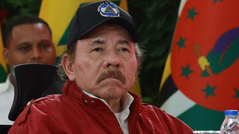 Daniel Ortega opera una lucrativa red en torno a la migración ilegal a Estados Unidos, según expertos.