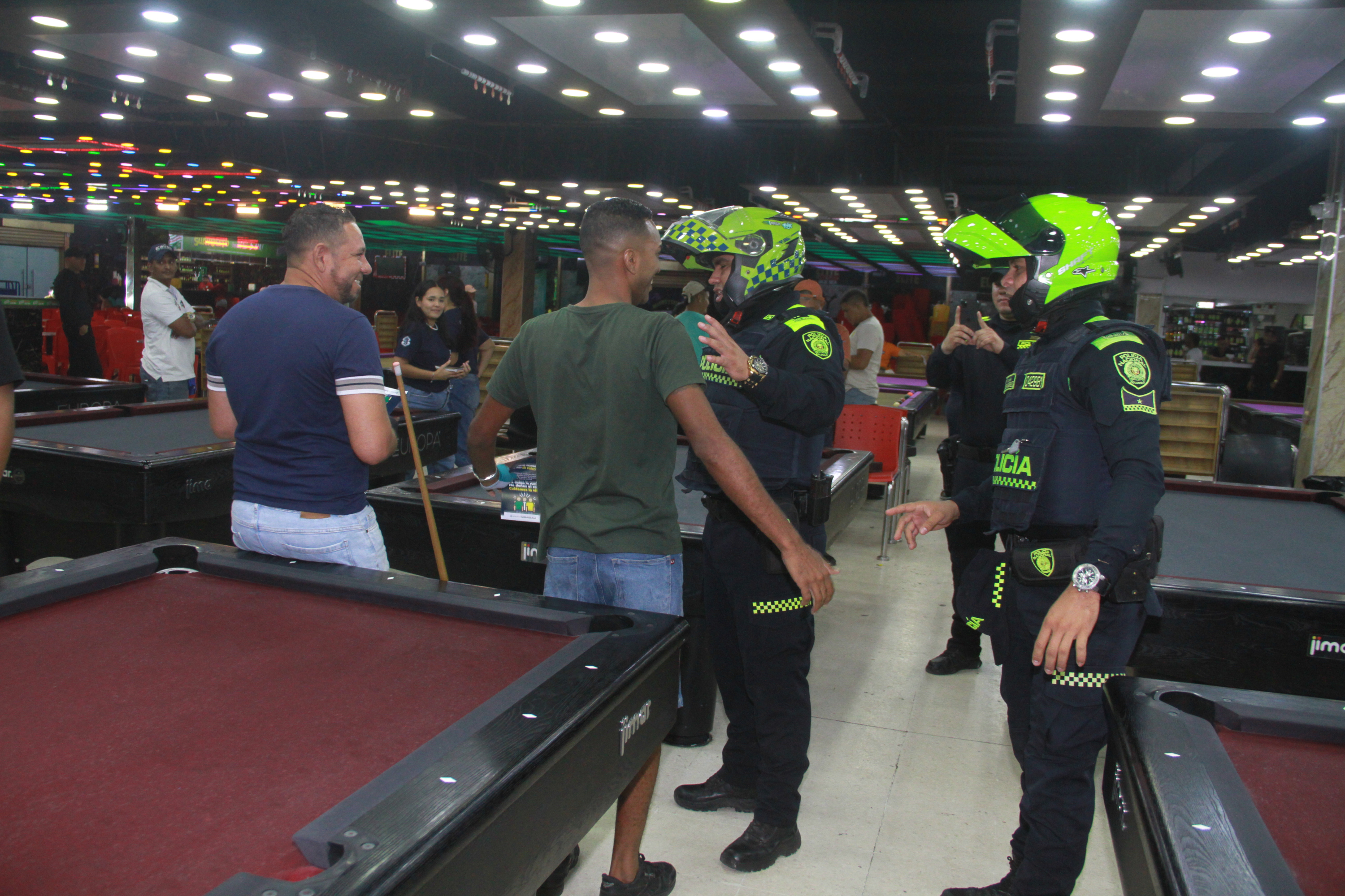 La Policía realiza requisas en los establecimientos comerciales.