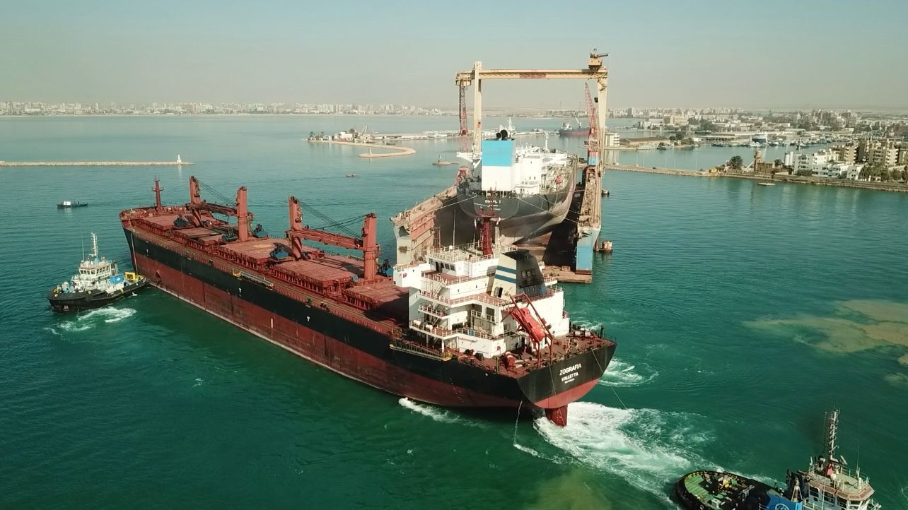 Un granelero de la Suez Shipyard Company en Egipto es reparado en enero tras ser alcanzado por un misil balístico en el Mar Rojo.