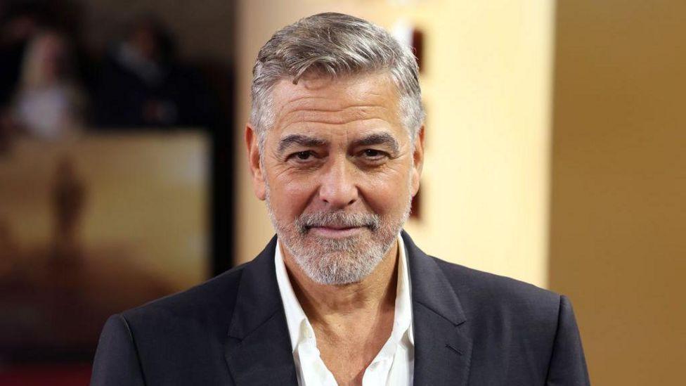 La columna de opinión escrita por el actor George Clooney fue devastadora.