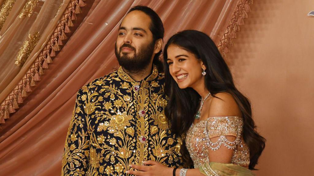 Anant Ambani y su novia Radhika Merchant se comprometieron en Mumbai en enero de 2023.