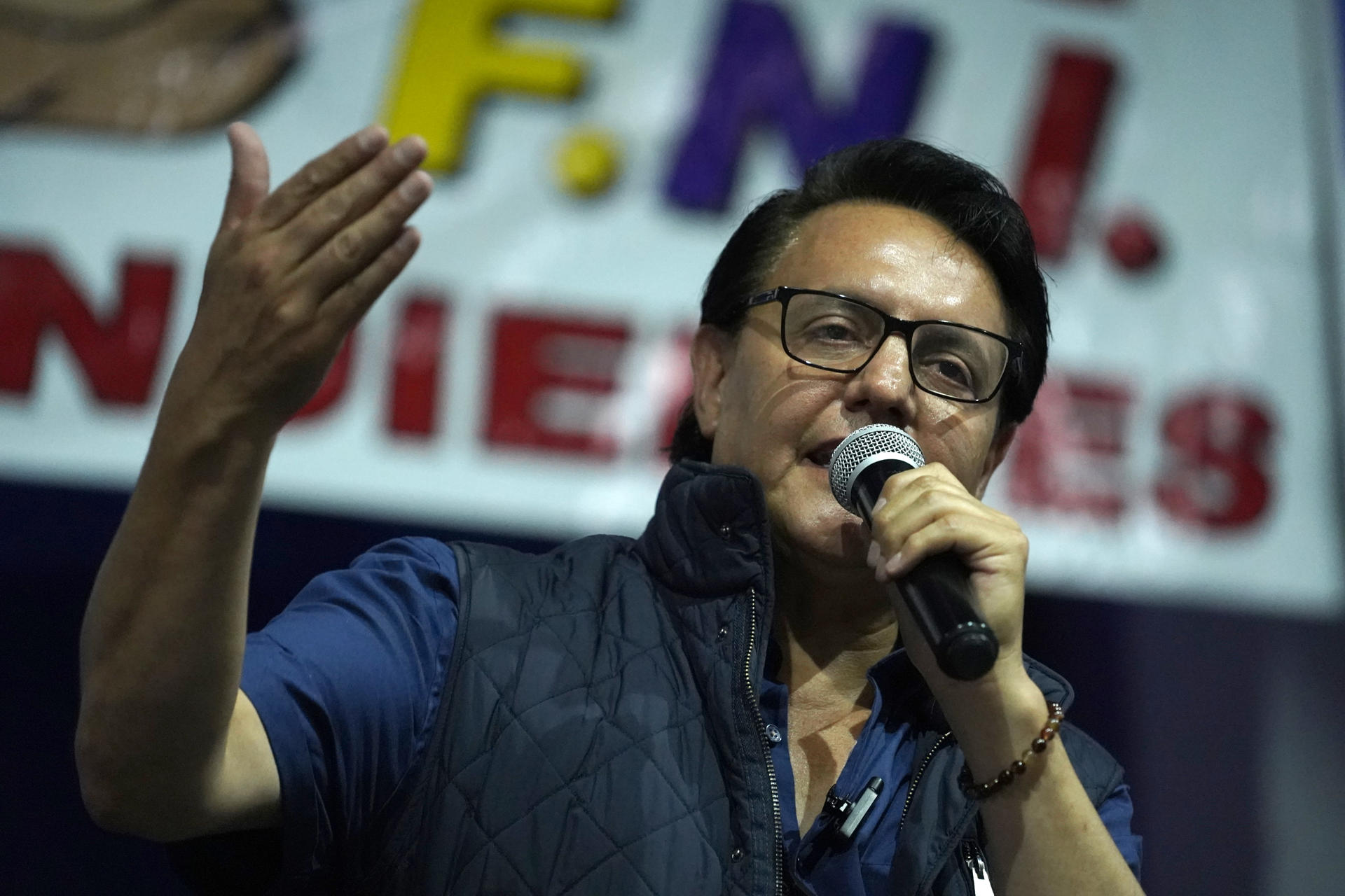 Fotografía de archivo del candidato presidencial Fernando Villavicencio hablando durante un mitin de campaña, minutos antes de ser asesinado, el 9 de agosto de 2023, en Quito (Ecuador).