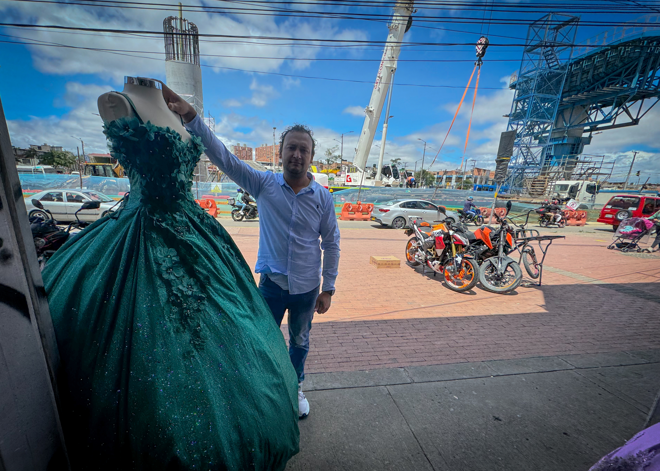 Así avanza el Metro de Bogotá en la Primera de mayo con 41 sur. en la foto Cristian Méndez comerciante del sector . Bogotá 16 de julio del 2024 Foto MAURICIO MORENO CEET EL TIEMPO