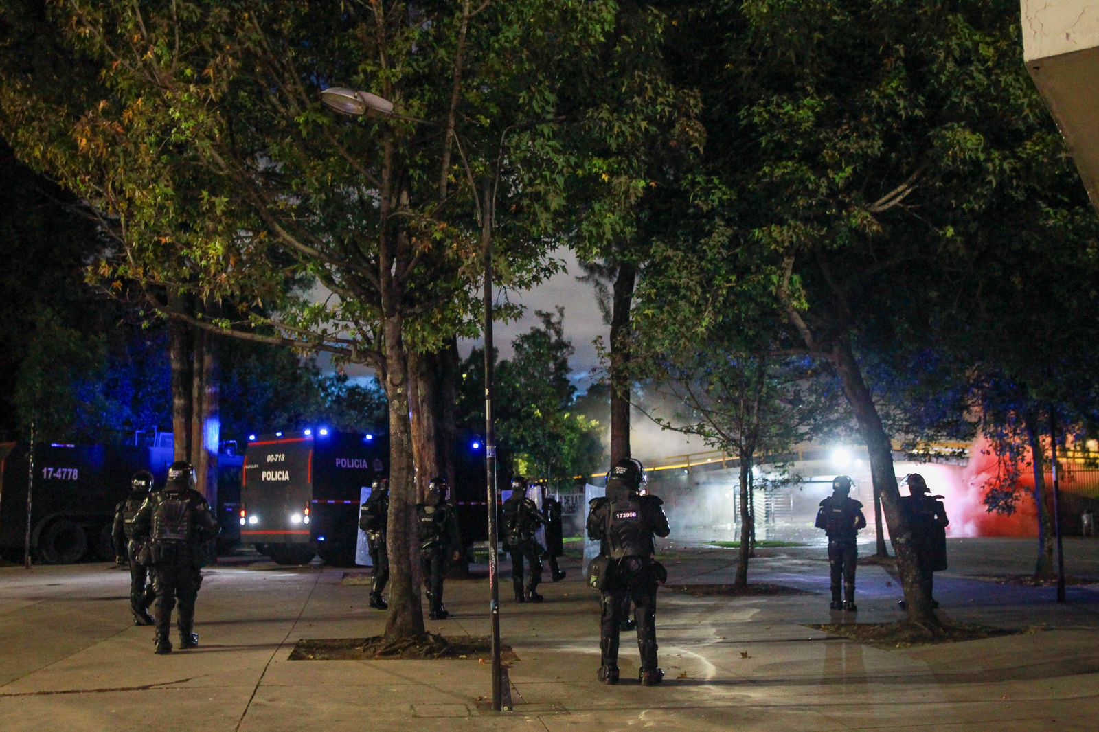 Enfrentamiento entre encapuchados en la Universidad Nacional.