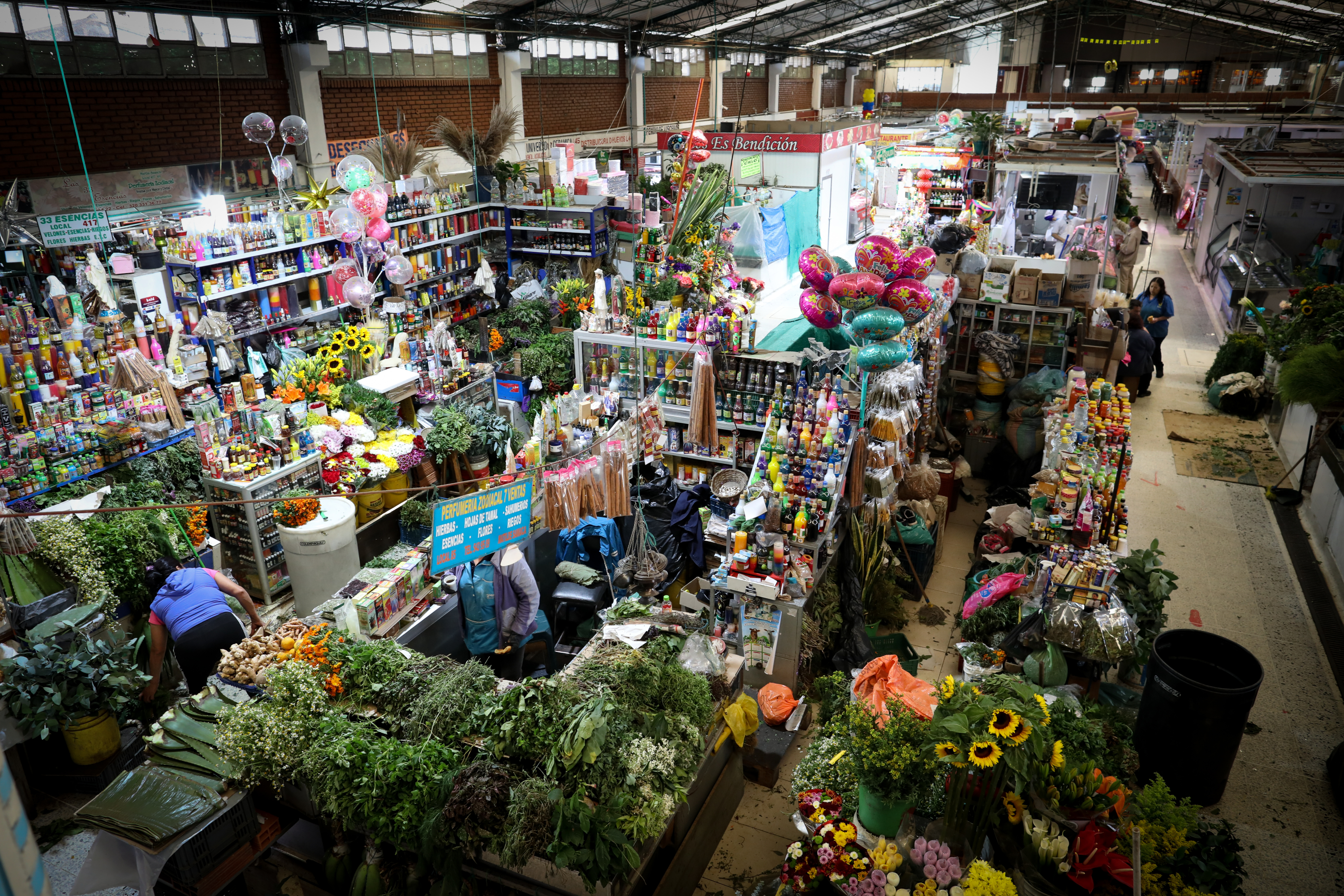 Este 26 de julio la Plaza Distrital de Mercado Las Ferias, ubicada en la localidad de Engativá en Bogotá, celebra sus 60 años. Esta emblemática plaza, inaugurada en 1964 durante la administración de Jorge Gaitán Cortés, ha sido un punto de encuentro vital tanto para comerciantes como para la comunidad en general. Para festejar su aniversario, los comerciantes han organizado una jornada especial con grupo de danzas, eucaristía, reinado de la mujer comerciante de la Plaza Las Ferias, entre otros actos artísticos y culturales, sin dejar a un lado los combos y descuentos en cada una de las secciones. Bogotá 26 de julio del 2024. FOTO MAURICIO MORENO EL TIEMPO CEET @mauriciomorenofoto