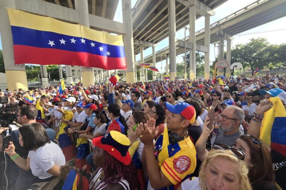 Venezolanos reunidos en el Jose Marti Park, Miami